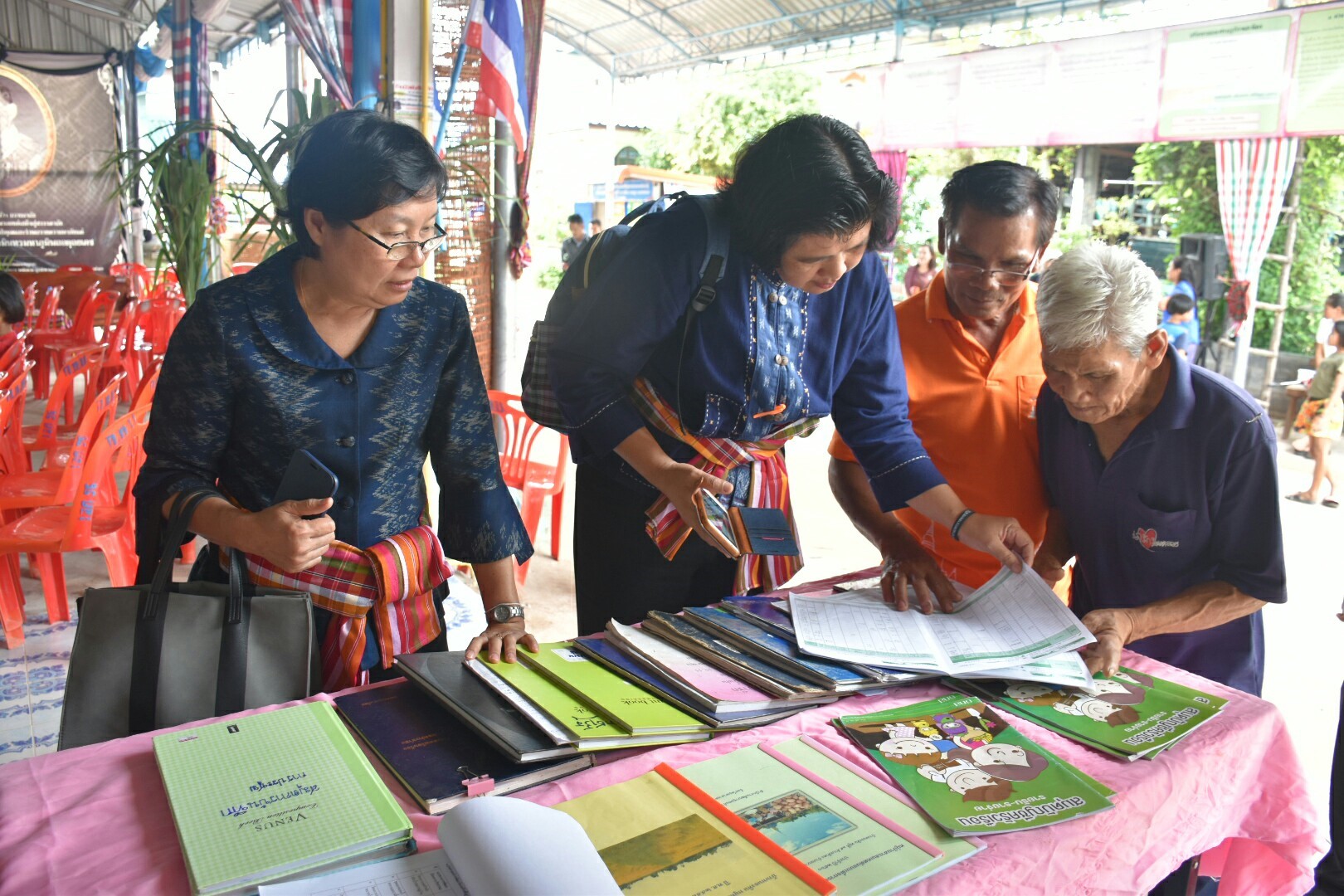19 กรกฎาคม 2560  นางสาวศศิธร ปัญญาไว พัฒนาการจังหวัดมหาสารคาม  เป็นประธานคณะกรรมการประกวดหมู่บ้านเศรษฐกิจพอเพียงดีเด่น ปี 2560  ตามโครงการมหาสารคามน้อมนำปรัชญาเศรษฐกิจพอเพียง เพื่อพัฒนาคุณภาพในชุมชน ณ บ้านหนองหิน หมู่ที่ 15 ตำบลหัวดง  อำเภอนาดูน จังหวัดมหาสารคาม