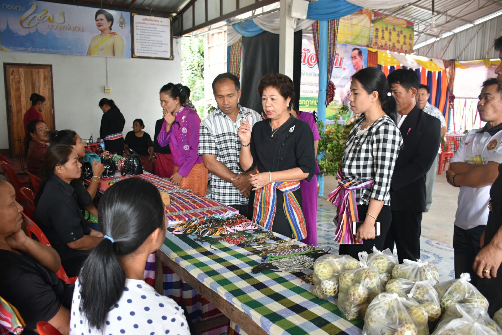 19 กรกฎาคม 2560  นางสาวศศิธร ปัญญาไว พัฒนาการจังหวัดมหาสารคาม  เป็นประธานคณะกรรมการประกวดหมู่บ้านเศรษฐกิจพอเพียงดีเด่น ปี 2560  ตามโครงการมหาสารคามน้อมนำปรัชญาเศรษฐกิจพอเพียง เพื่อพัฒนาคุณภาพในชุมชน ณ บ้านหนองหิน หมู่ที่ 15 ตำบลหัวดง  อำเภอนาดูน จังหวัดมหาสารคาม