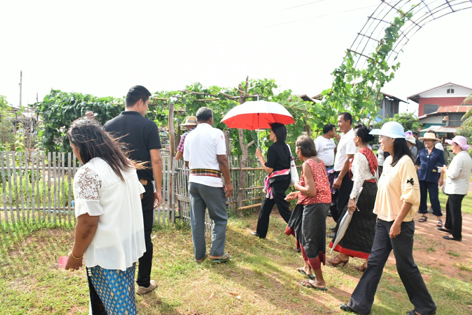 17 กรกฎาคม 2560 นางสาวศศิธร ปัญญาไว พัฒนาการจังหวัดมหาสารคาม  เป็นประธานคณะกรรมการประกวดหมู่บ้านเศรษฐกิจพอเพียงดีเด่น ปี 2560  ตามโครงการมหาสารคามน้อมนำปรัชญาเศรษฐกิจพอเพียง  เพื่อพัฒนาคุณภาพในชุมชน ณ บ้านเหล่าคา หมู่ที่ 9 ตำบลปอพาน  อำเภอนาเชือก จังหวัดมหาสารคาม  Copy