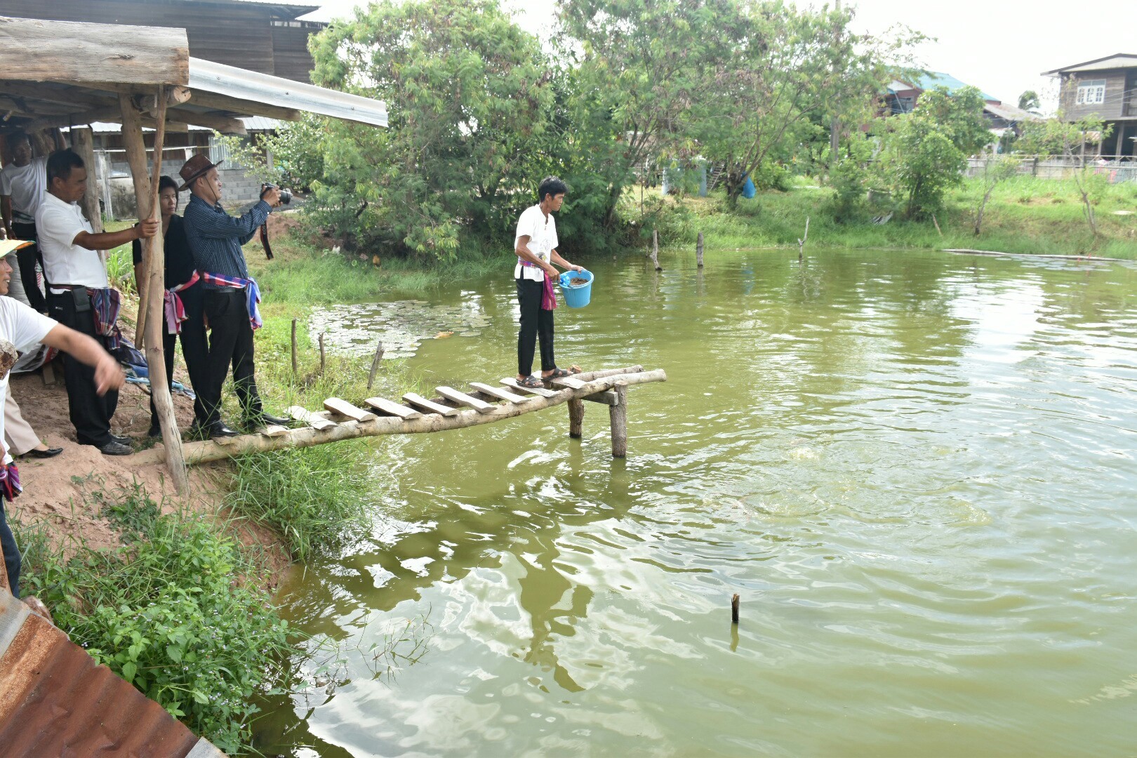 17 กรกฎาคม 2560 นางสาวศศิธร ปัญญาไว พัฒนาการจังหวัดมหาสารคาม  เป็นประธานคณะกรรมการประกวดหมู่บ้านเศรษฐกิจพอเพียงดีเด่น ปี 2560  ตามโครงการมหาสารคามน้อมนำปรัชญาเศรษฐกิจพอเพียง  เพื่อพัฒนาคุณภาพในชุมชน ณ บ้านเหล่าคา หมู่ที่ 9 ตำบลปอพาน  อำเภอนาเชือก จังหวัดมหาสารคาม  Copy