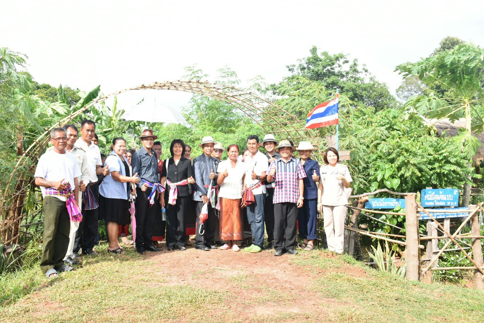 17 กรกฎาคม 2560 นางสาวศศิธร ปัญญาไว พัฒนาการจังหวัดมหาสารคาม  เป็นประธานคณะกรรมการประกวดหมู่บ้านเศรษฐกิจพอเพียงดีเด่น ปี 2560  ตามโครงการมหาสารคามน้อมนำปรัชญาเศรษฐกิจพอเพียง  เพื่อพัฒนาคุณภาพในชุมชน ณ บ้านเหล่าคา หมู่ที่ 9 ตำบลปอพาน  อำเภอนาเชือก จังหวัดมหาสารคาม  Copy