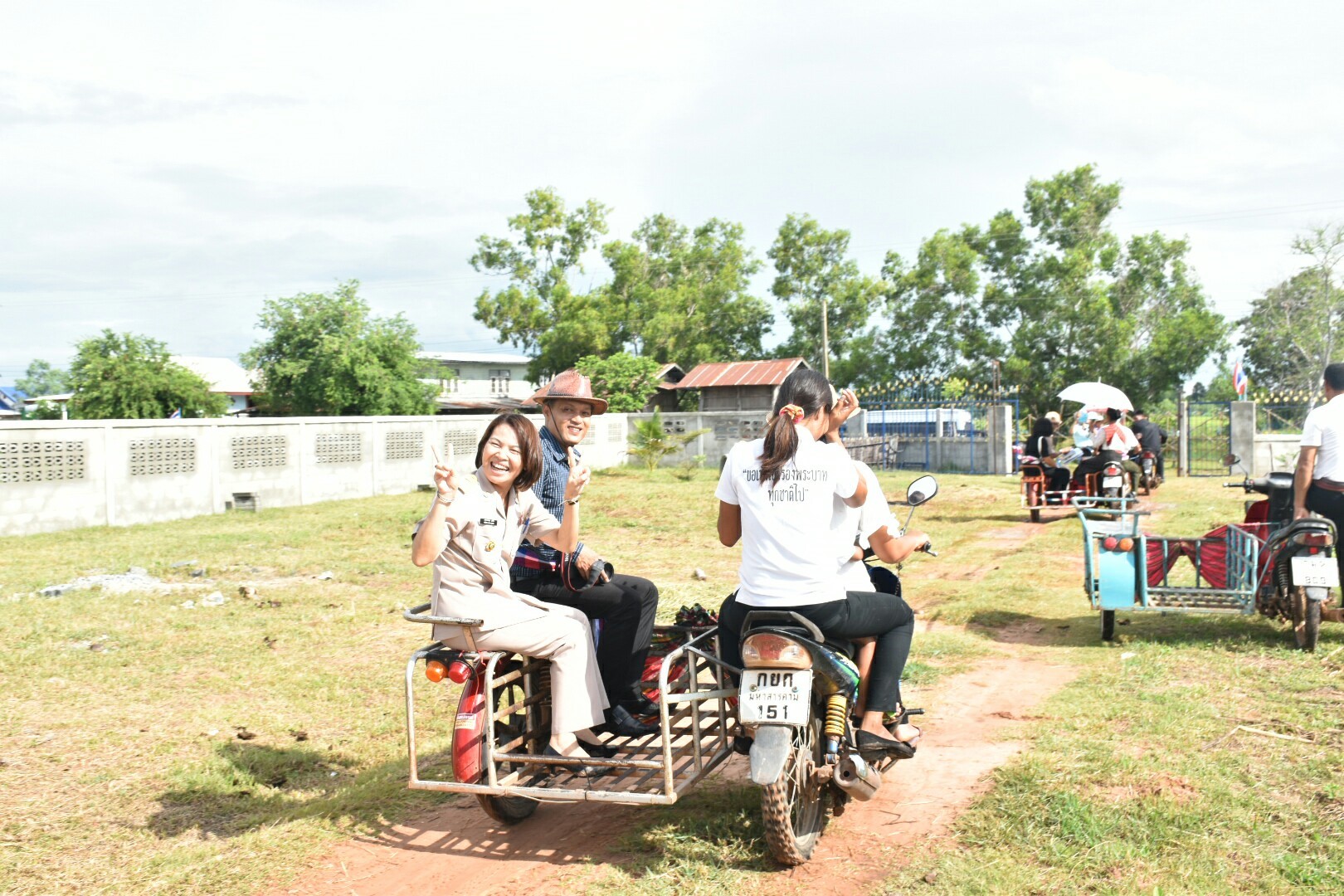 17 กรกฎาคม 2560 นางสาวศศิธร ปัญญาไว พัฒนาการจังหวัดมหาสารคาม  เป็นประธานคณะกรรมการประกวดหมู่บ้านเศรษฐกิจพอเพียงดีเด่น ปี 2560  ตามโครงการมหาสารคามน้อมนำปรัชญาเศรษฐกิจพอเพียง  เพื่อพัฒนาคุณภาพในชุมชน ณ บ้านเหล่าคา หมู่ที่ 9 ตำบลปอพาน  อำเภอนาเชือก จังหวัดมหาสารคาม  Copy