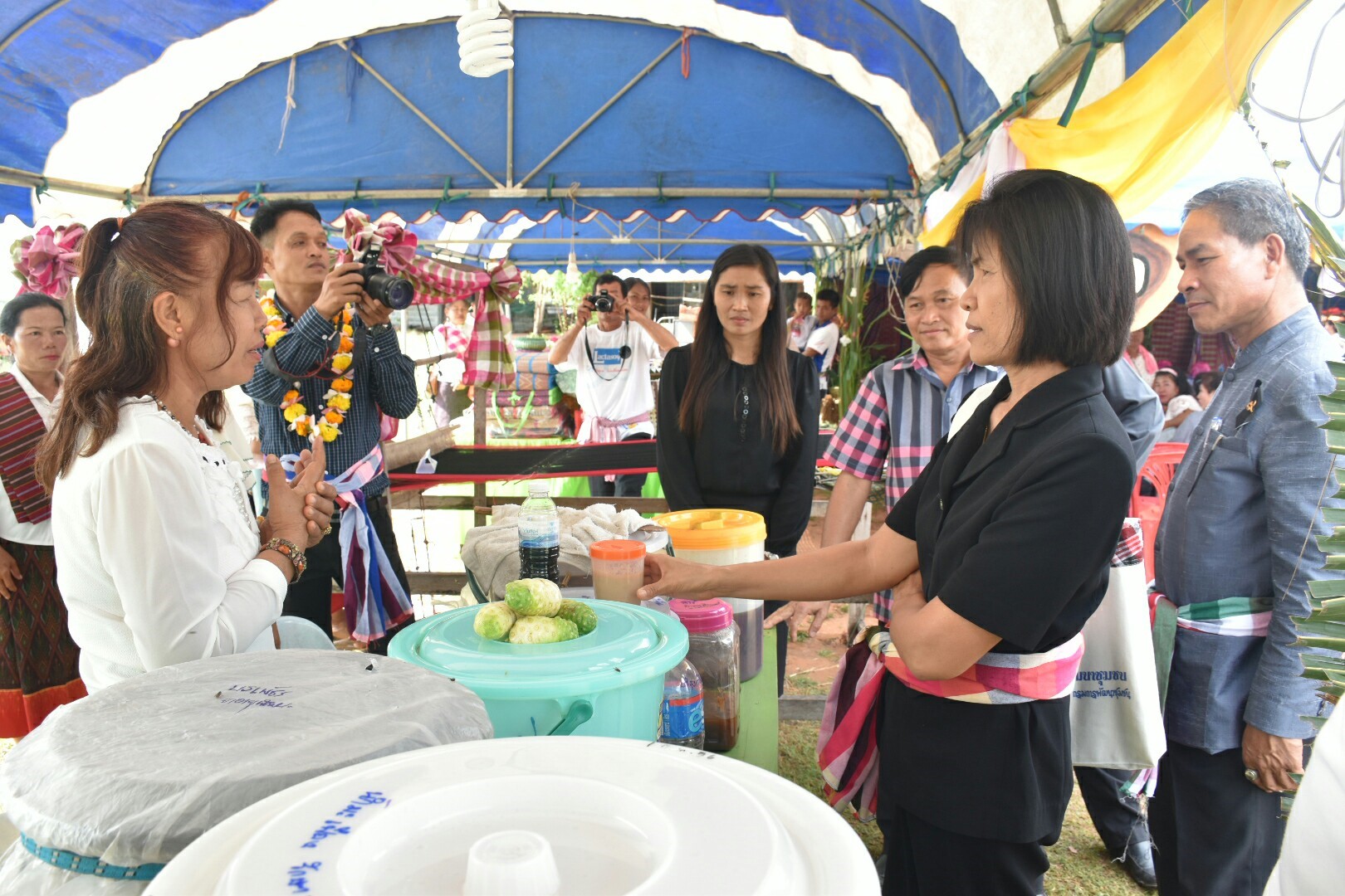 17 กรกฎาคม 2560 นางสาวศศิธร ปัญญาไว พัฒนาการจังหวัดมหาสารคาม  เป็นประธานคณะกรรมการประกวดหมู่บ้านเศรษฐกิจพอเพียงดีเด่น ปี 2560  ตามโครงการมหาสารคามน้อมนำปรัชญาเศรษฐกิจพอเพียง  เพื่อพัฒนาคุณภาพในชุมชน ณ บ้านเหล่าคา หมู่ที่ 9 ตำบลปอพาน  อำเภอนาเชือก จังหวัดมหาสารคาม  Copy