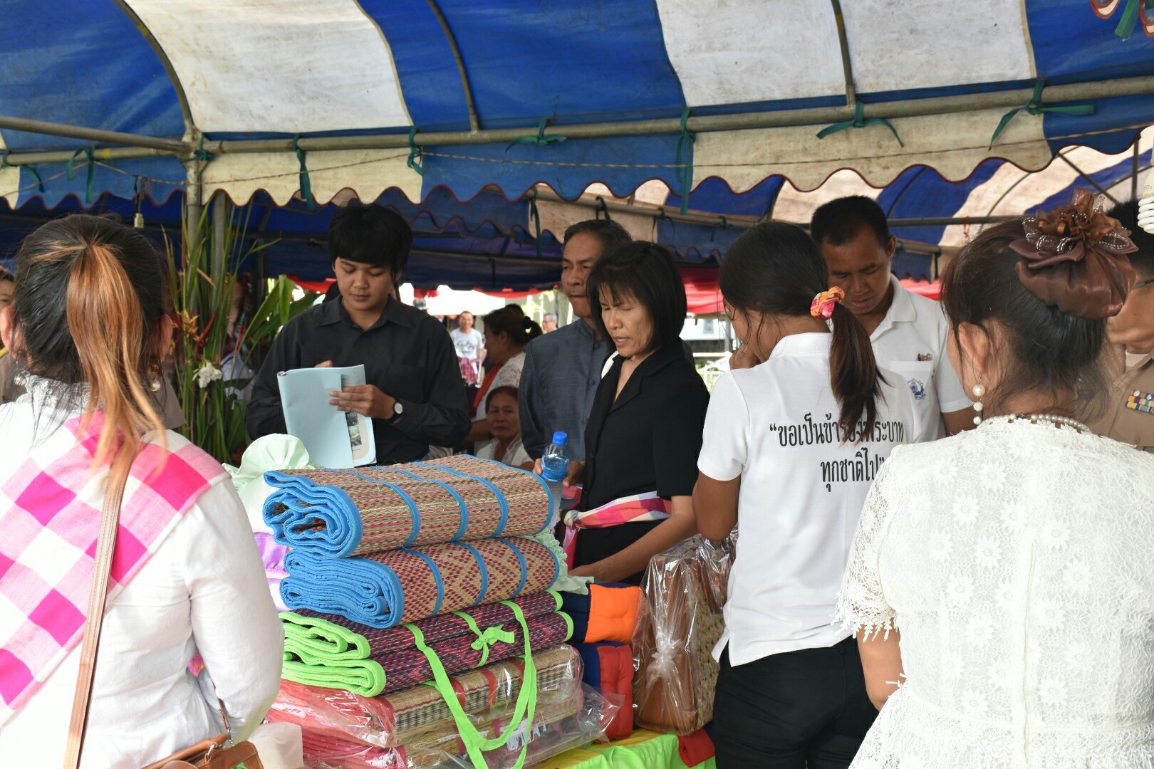17 กรกฎาคม 2560 นางสาวศศิธร ปัญญาไว พัฒนาการจังหวัดมหาสารคาม  เป็นประธานคณะกรรมการประกวดหมู่บ้านเศรษฐกิจพอเพียงดีเด่น ปี 2560  ตามโครงการมหาสารคามน้อมนำปรัชญาเศรษฐกิจพอเพียง  เพื่อพัฒนาคุณภาพในชุมชน ณ บ้านเหล่าคา หมู่ที่ 9 ตำบลปอพาน  อำเภอนาเชือก จังหวัดมหาสารคาม  Copy