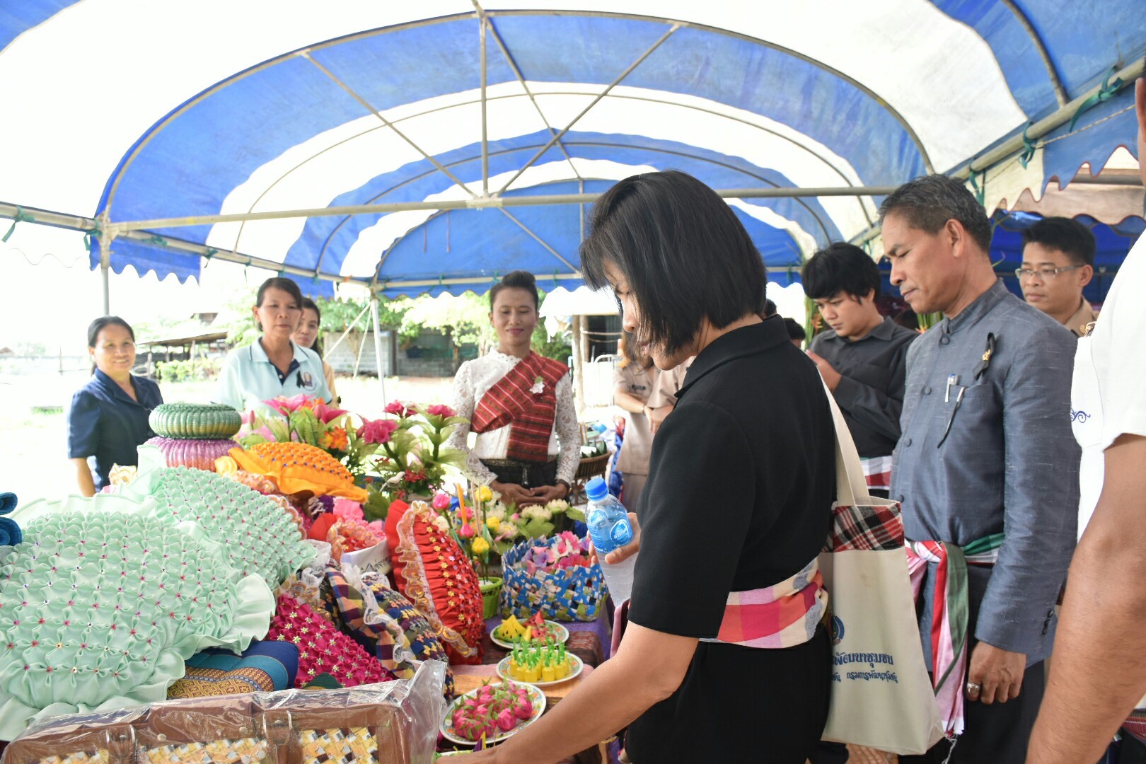 17 กรกฎาคม 2560 นางสาวศศิธร ปัญญาไว พัฒนาการจังหวัดมหาสารคาม  เป็นประธานคณะกรรมการประกวดหมู่บ้านเศรษฐกิจพอเพียงดีเด่น ปี 2560  ตามโครงการมหาสารคามน้อมนำปรัชญาเศรษฐกิจพอเพียง  เพื่อพัฒนาคุณภาพในชุมชน ณ บ้านเหล่าคา หมู่ที่ 9 ตำบลปอพาน  อำเภอนาเชือก จังหวัดมหาสารคาม  Copy