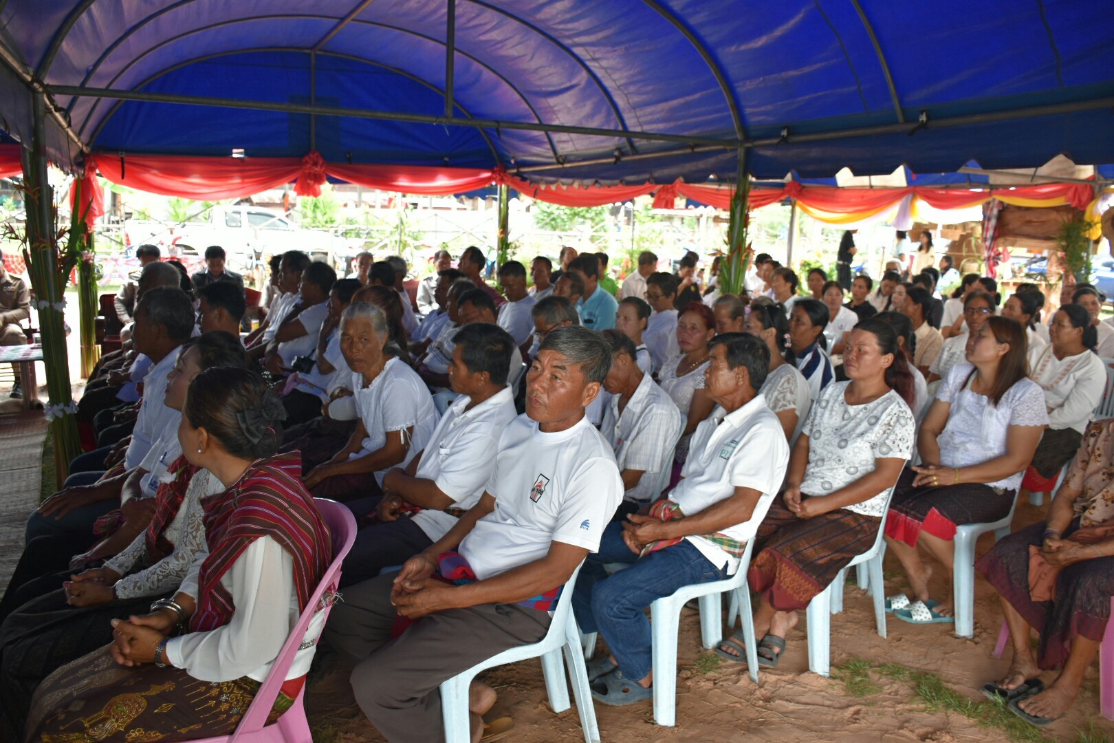 17 กรกฎาคม 2560 นางสาวศศิธร ปัญญาไว พัฒนาการจังหวัดมหาสารคาม  เป็นประธานคณะกรรมการประกวดหมู่บ้านเศรษฐกิจพอเพียงดีเด่น ปี 2560  ตามโครงการมหาสารคามน้อมนำปรัชญาเศรษฐกิจพอเพียง  เพื่อพัฒนาคุณภาพในชุมชน ณ บ้านเหล่าคา หมู่ที่ 9 ตำบลปอพาน  อำเภอนาเชือก จังหวัดมหาสารคาม  Copy