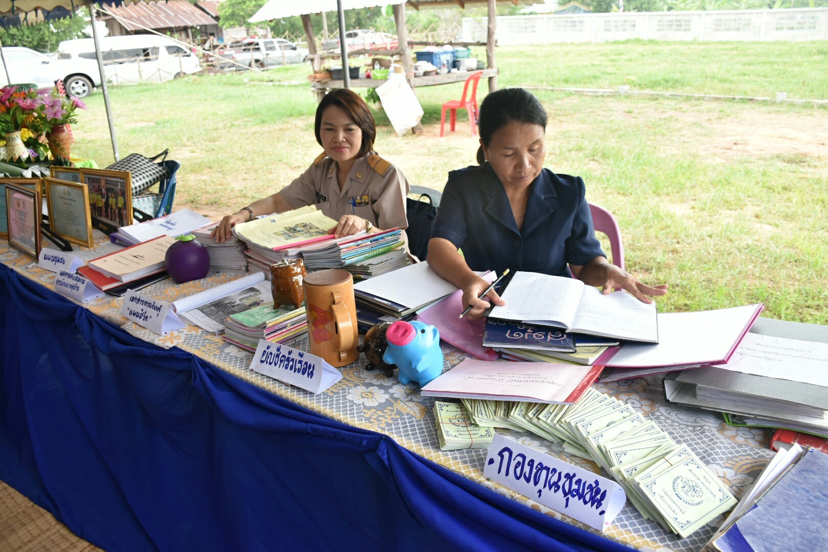 17 กรกฎาคม 2560 นางสาวศศิธร ปัญญาไว พัฒนาการจังหวัดมหาสารคาม  เป็นประธานคณะกรรมการประกวดหมู่บ้านเศรษฐกิจพอเพียงดีเด่น ปี 2560  ตามโครงการมหาสารคามน้อมนำปรัชญาเศรษฐกิจพอเพียง  เพื่อพัฒนาคุณภาพในชุมชน ณ บ้านเหล่าคา หมู่ที่ 9 ตำบลปอพาน  อำเภอนาเชือก จังหวัดมหาสารคาม  Copy