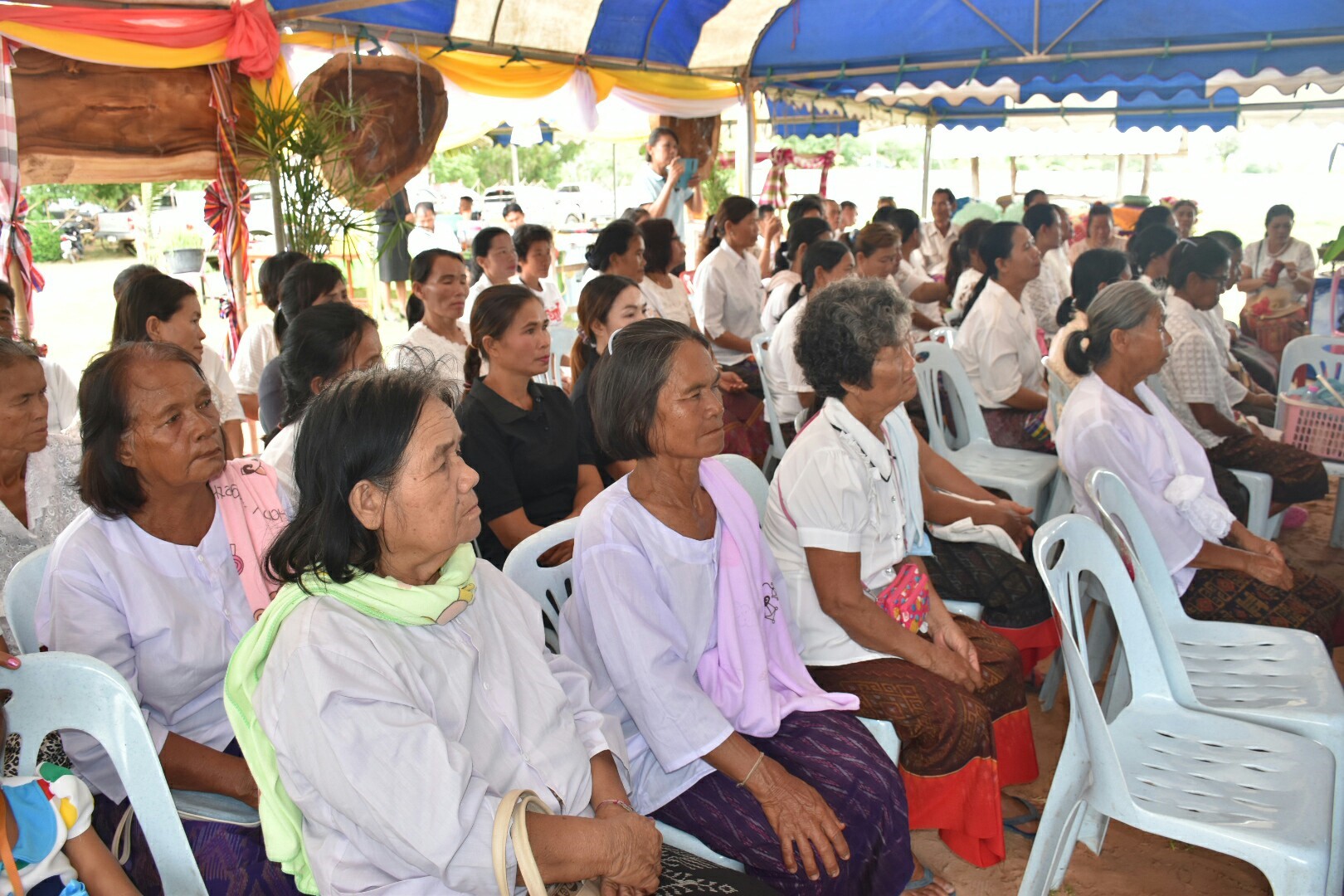 17 กรกฎาคม 2560 นางสาวศศิธร ปัญญาไว พัฒนาการจังหวัดมหาสารคาม  เป็นประธานคณะกรรมการประกวดหมู่บ้านเศรษฐกิจพอเพียงดีเด่น ปี 2560  ตามโครงการมหาสารคามน้อมนำปรัชญาเศรษฐกิจพอเพียง  เพื่อพัฒนาคุณภาพในชุมชน ณ บ้านเหล่าคา หมู่ที่ 9 ตำบลปอพาน  อำเภอนาเชือก จังหวัดมหาสารคาม  Copy
