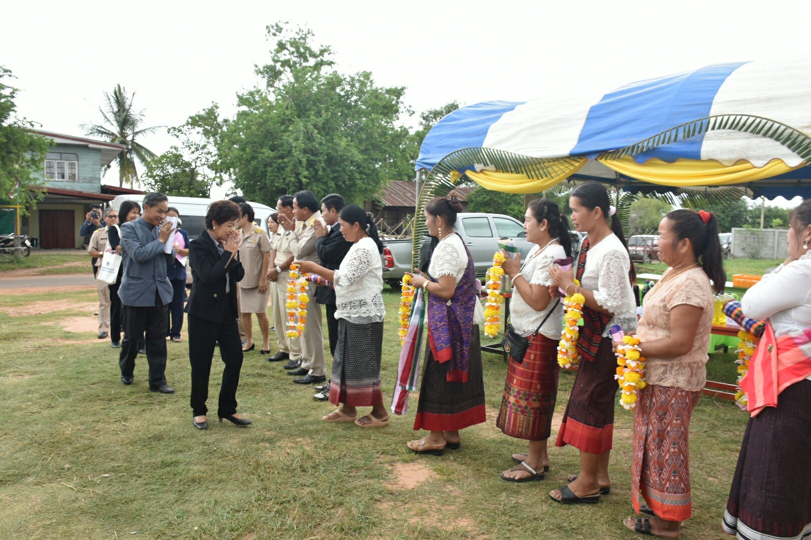 17 กรกฎาคม 2560 นางสาวศศิธร ปัญญาไว พัฒนาการจังหวัดมหาสารคาม  เป็นประธานคณะกรรมการประกวดหมู่บ้านเศรษฐกิจพอเพียงดีเด่น ปี 2560  ตามโครงการมหาสารคามน้อมนำปรัชญาเศรษฐกิจพอเพียง  เพื่อพัฒนาคุณภาพในชุมชน ณ บ้านเหล่าคา หมู่ที่ 9 ตำบลปอพาน  อำเภอนาเชือก จังหวัดมหาสารคาม  Copy