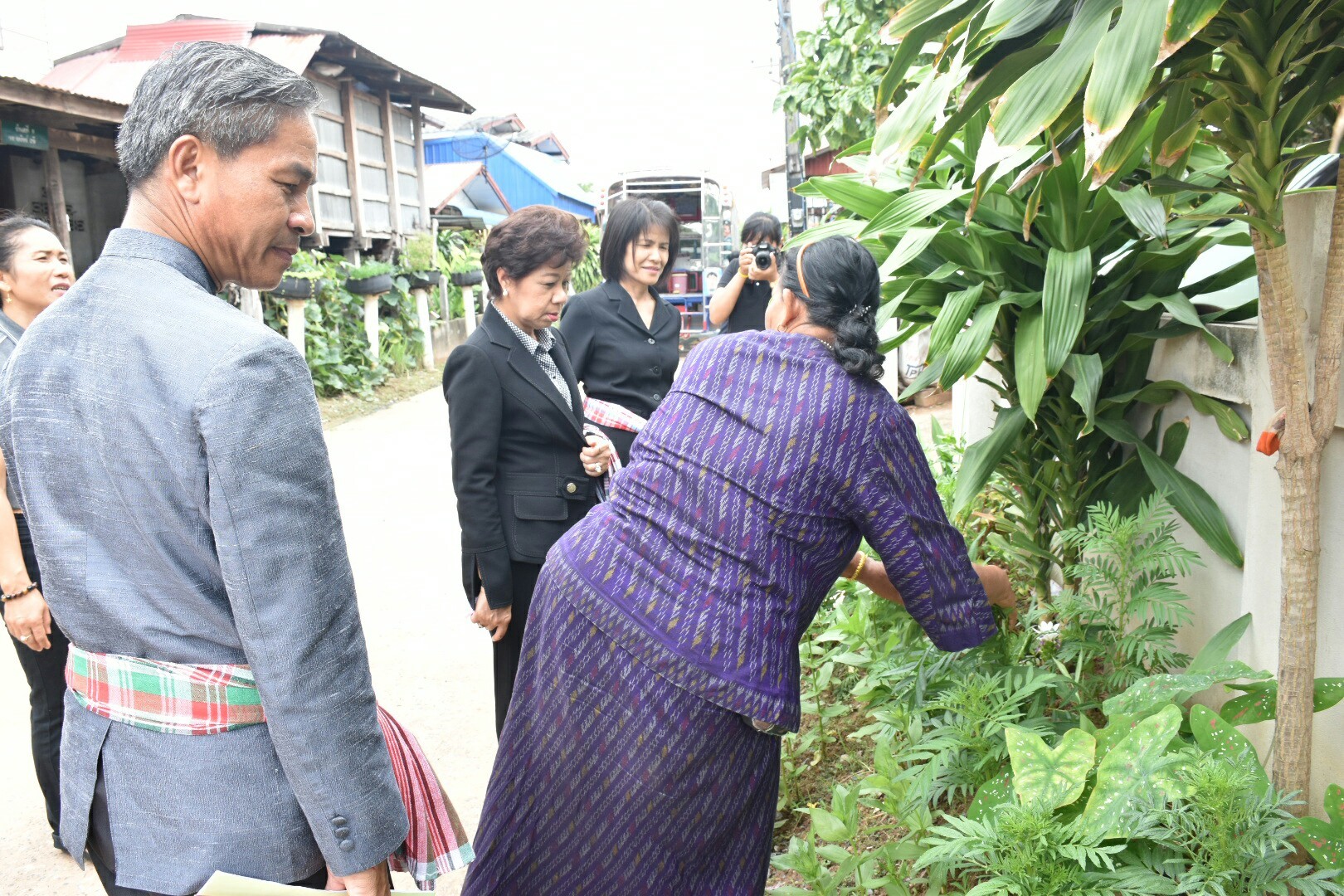 17 กรกฎาคม 2560 นางสาวศศิธร ปัญญาไว พัฒนาการจังหวัดมหาสารคาม  เป็นประธานคณะกรรมการประกวดหมู่บ้านเศรษฐกิจพอเพียงดีเด่น ปี 2560  ตามโครงการมหาสารคามน้อมนำปรัชญาเศรษฐกิจพอเพียง  เพื่อพัฒนาคุณภาพในชุมชน ณ บ้านโคกเสือเฒ่า หมู่ที่ 7  ตำบลหนองม่วง อำเภอบรบือ จังหวัดมหาสารคาม
