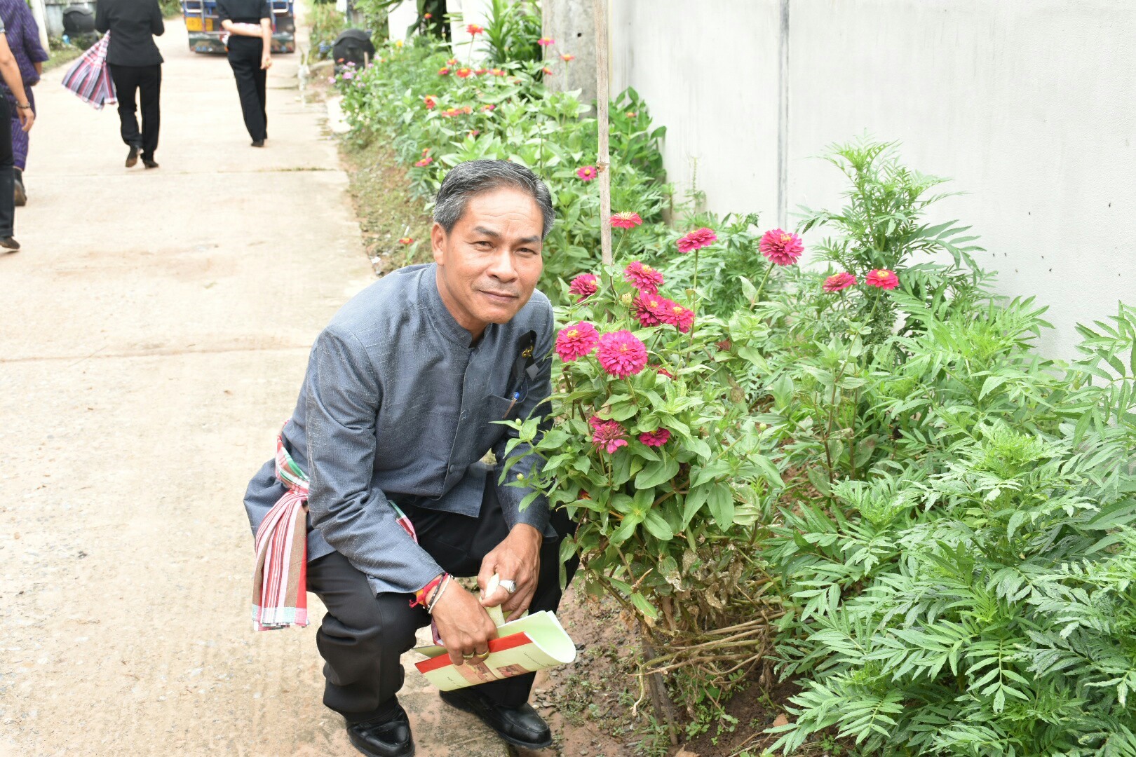 17 กรกฎาคม 2560 นางสาวศศิธร ปัญญาไว พัฒนาการจังหวัดมหาสารคาม  เป็นประธานคณะกรรมการประกวดหมู่บ้านเศรษฐกิจพอเพียงดีเด่น ปี 2560  ตามโครงการมหาสารคามน้อมนำปรัชญาเศรษฐกิจพอเพียง  เพื่อพัฒนาคุณภาพในชุมชน ณ บ้านโคกเสือเฒ่า หมู่ที่ 7  ตำบลหนองม่วง อำเภอบรบือ จังหวัดมหาสารคาม