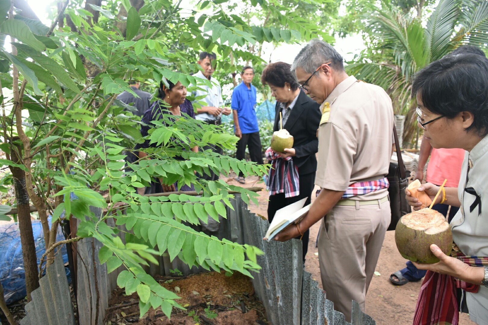 17 กรกฎาคม 2560 นางสาวศศิธร ปัญญาไว พัฒนาการจังหวัดมหาสารคาม  เป็นประธานคณะกรรมการประกวดหมู่บ้านเศรษฐกิจพอเพียงดีเด่น ปี 2560  ตามโครงการมหาสารคามน้อมนำปรัชญาเศรษฐกิจพอเพียง  เพื่อพัฒนาคุณภาพในชุมชน ณ บ้านโคกเสือเฒ่า หมู่ที่ 7  ตำบลหนองม่วง อำเภอบรบือ จังหวัดมหาสารคาม