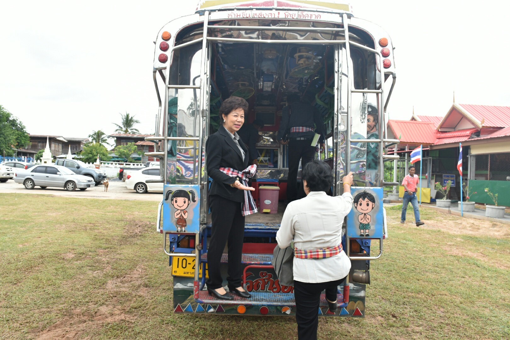 17 กรกฎาคม 2560 นางสาวศศิธร ปัญญาไว พัฒนาการจังหวัดมหาสารคาม  เป็นประธานคณะกรรมการประกวดหมู่บ้านเศรษฐกิจพอเพียงดีเด่น ปี 2560  ตามโครงการมหาสารคามน้อมนำปรัชญาเศรษฐกิจพอเพียง  เพื่อพัฒนาคุณภาพในชุมชน ณ บ้านโคกเสือเฒ่า หมู่ที่ 7  ตำบลหนองม่วง อำเภอบรบือ จังหวัดมหาสารคาม