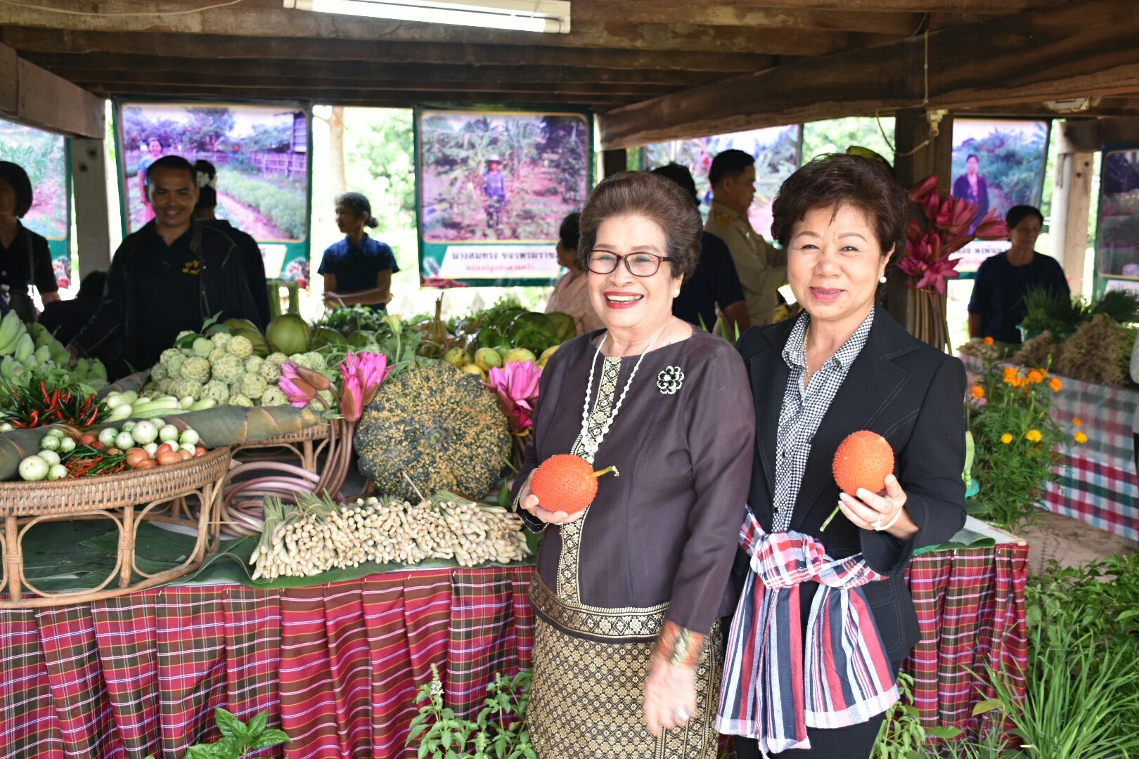 17 กรกฎาคม 2560 นางสาวศศิธร ปัญญาไว พัฒนาการจังหวัดมหาสารคาม  เป็นประธานคณะกรรมการประกวดหมู่บ้านเศรษฐกิจพอเพียงดีเด่น ปี 2560  ตามโครงการมหาสารคามน้อมนำปรัชญาเศรษฐกิจพอเพียง  เพื่อพัฒนาคุณภาพในชุมชน ณ บ้านโคกเสือเฒ่า หมู่ที่ 7  ตำบลหนองม่วง อำเภอบรบือ จังหวัดมหาสารคาม