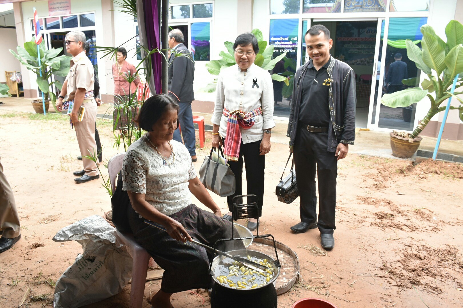 17 กรกฎาคม 2560 นางสาวศศิธร ปัญญาไว พัฒนาการจังหวัดมหาสารคาม  เป็นประธานคณะกรรมการประกวดหมู่บ้านเศรษฐกิจพอเพียงดีเด่น ปี 2560  ตามโครงการมหาสารคามน้อมนำปรัชญาเศรษฐกิจพอเพียง  เพื่อพัฒนาคุณภาพในชุมชน ณ บ้านโคกเสือเฒ่า หมู่ที่ 7  ตำบลหนองม่วง อำเภอบรบือ จังหวัดมหาสารคาม