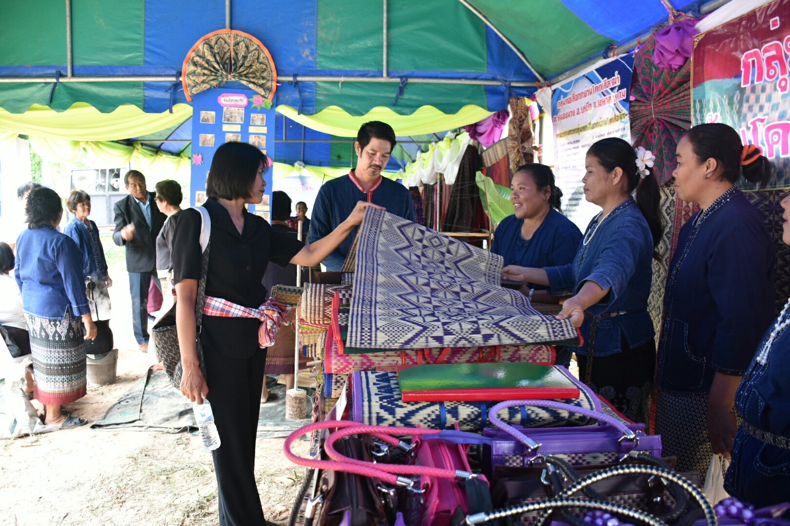 17 กรกฎาคม 2560 นางสาวศศิธร ปัญญาไว พัฒนาการจังหวัดมหาสารคาม  เป็นประธานคณะกรรมการประกวดหมู่บ้านเศรษฐกิจพอเพียงดีเด่น ปี 2560  ตามโครงการมหาสารคามน้อมนำปรัชญาเศรษฐกิจพอเพียง  เพื่อพัฒนาคุณภาพในชุมชน ณ บ้านโคกเสือเฒ่า หมู่ที่ 7  ตำบลหนองม่วง อำเภอบรบือ จังหวัดมหาสารคาม