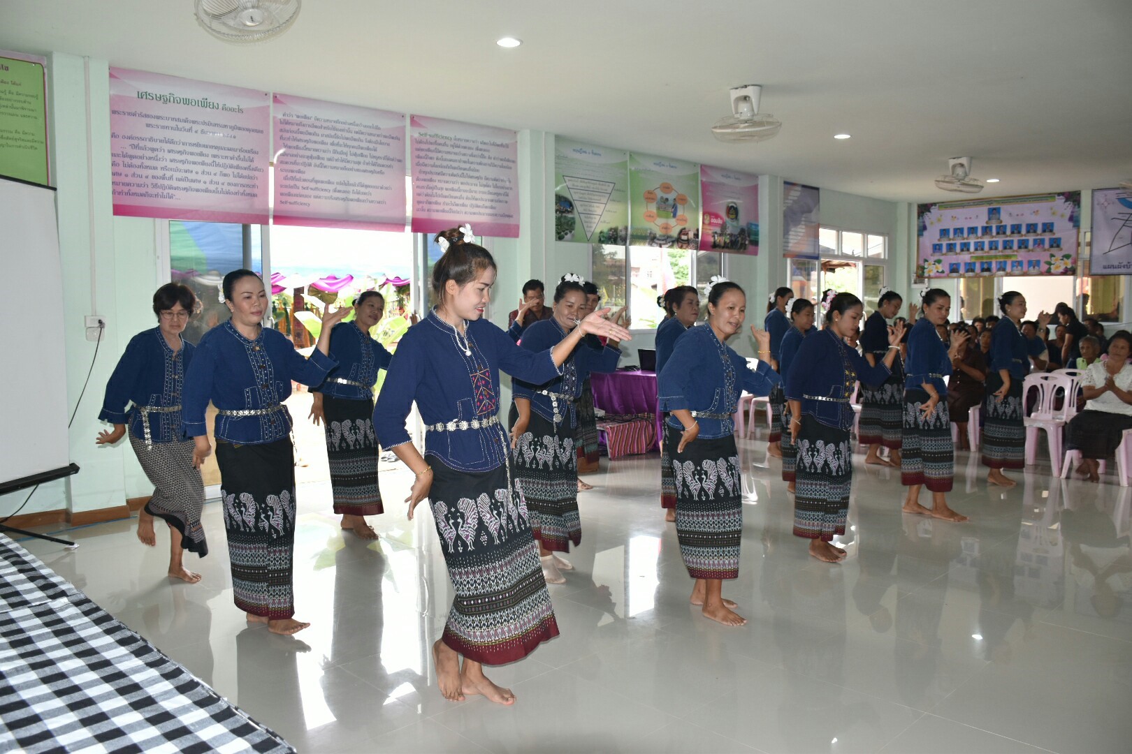 17 กรกฎาคม 2560 นางสาวศศิธร ปัญญาไว พัฒนาการจังหวัดมหาสารคาม  เป็นประธานคณะกรรมการประกวดหมู่บ้านเศรษฐกิจพอเพียงดีเด่น ปี 2560  ตามโครงการมหาสารคามน้อมนำปรัชญาเศรษฐกิจพอเพียง  เพื่อพัฒนาคุณภาพในชุมชน ณ บ้านโคกเสือเฒ่า หมู่ที่ 7  ตำบลหนองม่วง อำเภอบรบือ จังหวัดมหาสารคาม