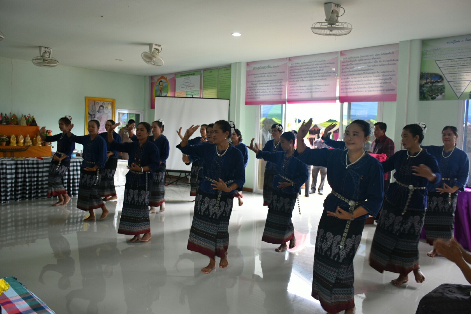 17 กรกฎาคม 2560 นางสาวศศิธร ปัญญาไว พัฒนาการจังหวัดมหาสารคาม  เป็นประธานคณะกรรมการประกวดหมู่บ้านเศรษฐกิจพอเพียงดีเด่น ปี 2560  ตามโครงการมหาสารคามน้อมนำปรัชญาเศรษฐกิจพอเพียง  เพื่อพัฒนาคุณภาพในชุมชน ณ บ้านโคกเสือเฒ่า หมู่ที่ 7  ตำบลหนองม่วง อำเภอบรบือ จังหวัดมหาสารคาม