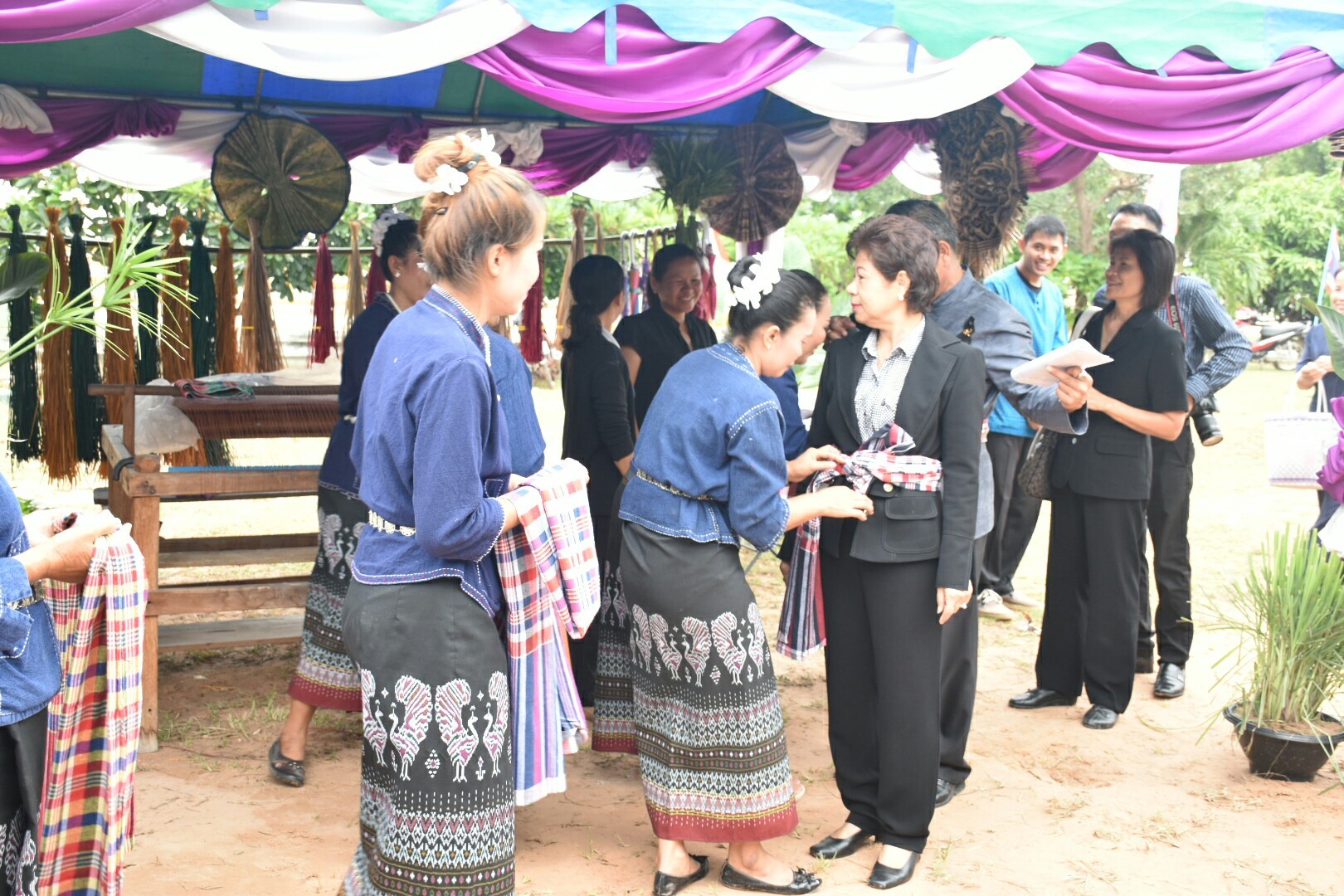 17 กรกฎาคม 2560 นางสาวศศิธร ปัญญาไว พัฒนาการจังหวัดมหาสารคาม  เป็นประธานคณะกรรมการประกวดหมู่บ้านเศรษฐกิจพอเพียงดีเด่น ปี 2560  ตามโครงการมหาสารคามน้อมนำปรัชญาเศรษฐกิจพอเพียง  เพื่อพัฒนาคุณภาพในชุมชน ณ บ้านโคกเสือเฒ่า หมู่ที่ 7  ตำบลหนองม่วง อำเภอบรบือ จังหวัดมหาสารคาม