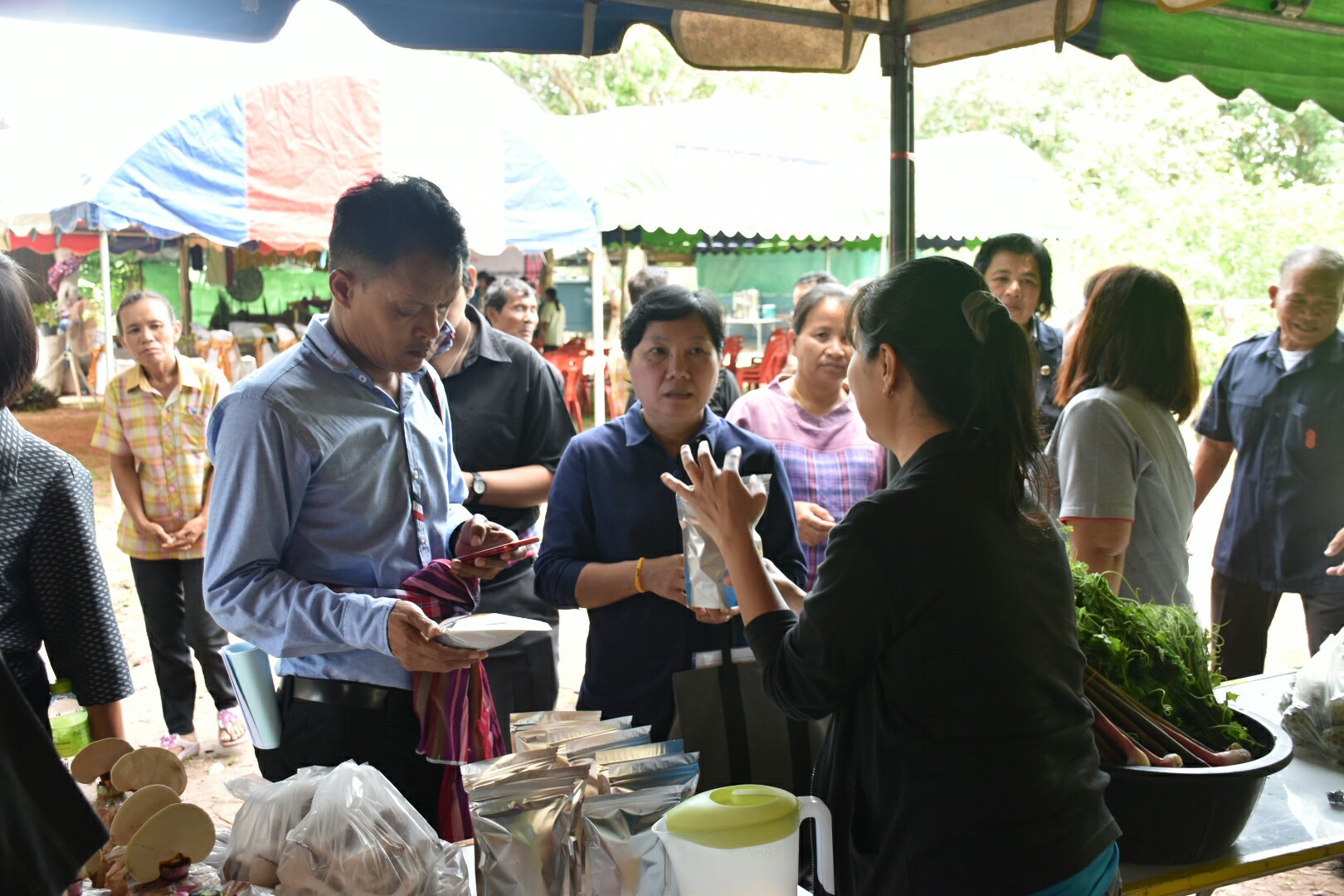18 กรกฎาคม 2560 คณะกรรมการประกวดหมู่บ้านเศรษฐกิจพอเพียงดีเด่น ปี 2560  ตามโครงการมหาสารคามน้อมนำปรัชญาเศรษฐกิจพอเพียง  เพื่อพัฒนาคุณภาพในชุมชน ณ บ้านดอนไผ่งาม หมู่ที่ 8  ตำบลเม็กดำ อำเภอพยัคฆภูมิพิสัย จังหวัดมหาสารคาม  Copy