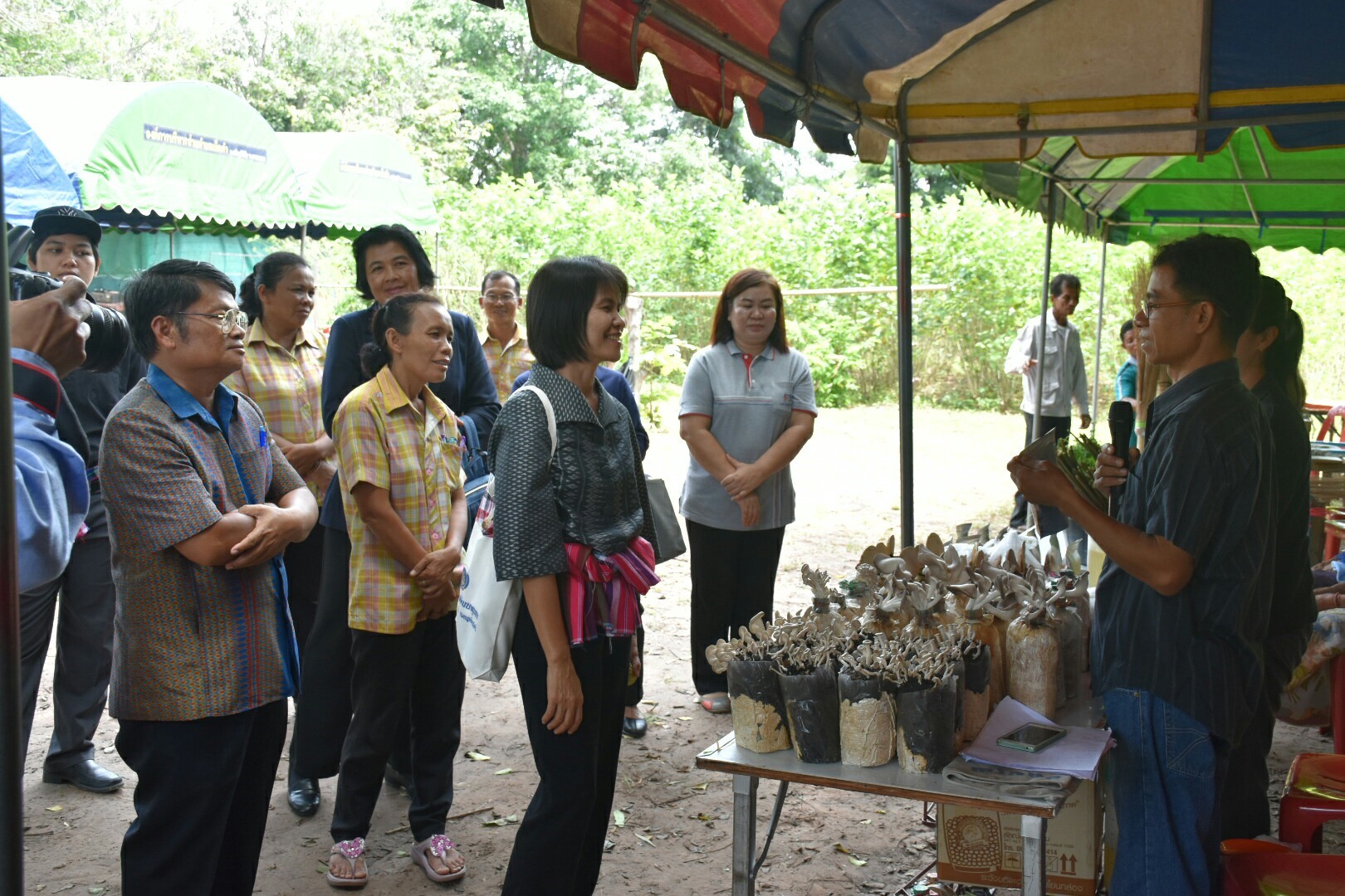 18 กรกฎาคม 2560 คณะกรรมการประกวดหมู่บ้านเศรษฐกิจพอเพียงดีเด่น ปี 2560  ตามโครงการมหาสารคามน้อมนำปรัชญาเศรษฐกิจพอเพียง  เพื่อพัฒนาคุณภาพในชุมชน ณ บ้านดอนไผ่งาม หมู่ที่ 8  ตำบลเม็กดำ อำเภอพยัคฆภูมิพิสัย จังหวัดมหาสารคาม  Copy