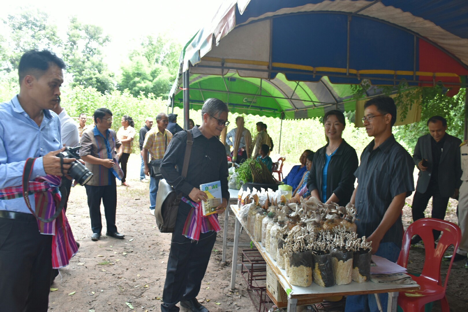 18 กรกฎาคม 2560 คณะกรรมการประกวดหมู่บ้านเศรษฐกิจพอเพียงดีเด่น ปี 2560  ตามโครงการมหาสารคามน้อมนำปรัชญาเศรษฐกิจพอเพียง  เพื่อพัฒนาคุณภาพในชุมชน ณ บ้านดอนไผ่งาม หมู่ที่ 8  ตำบลเม็กดำ อำเภอพยัคฆภูมิพิสัย จังหวัดมหาสารคาม  Copy