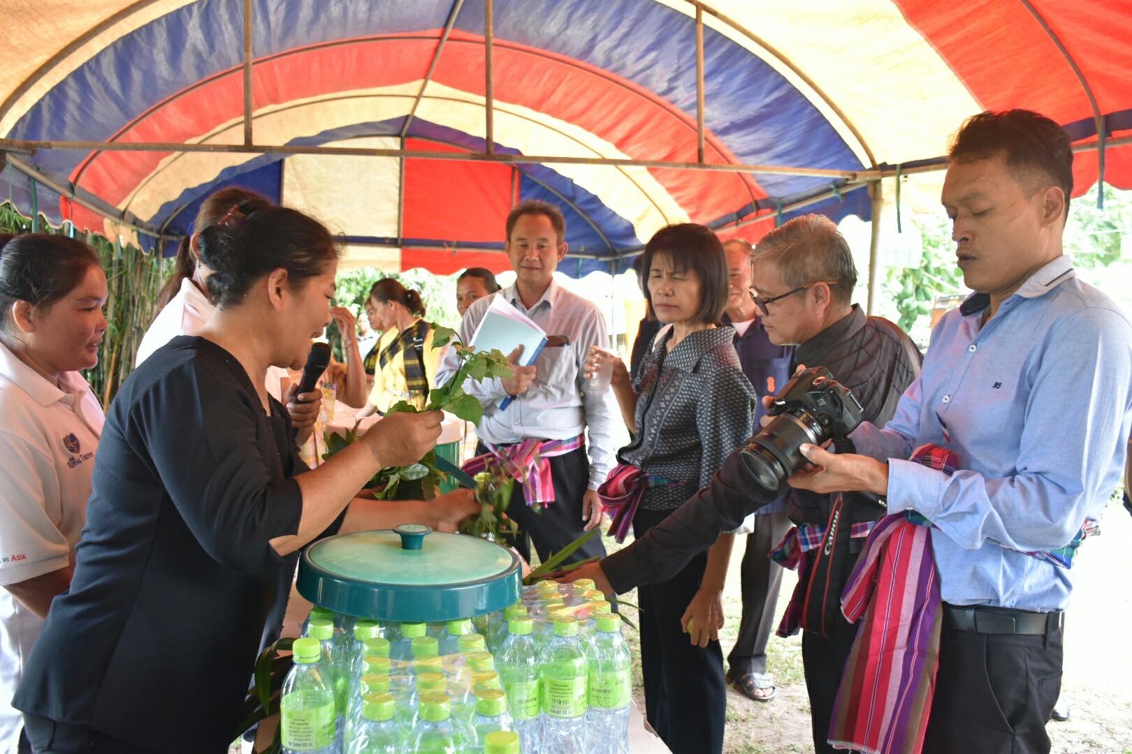 18 กรกฎาคม 2560 คณะกรรมการประกวดหมู่บ้านเศรษฐกิจพอเพียงดีเด่น ปี 2560  ตามโครงการมหาสารคามน้อมนำปรัชญาเศรษฐกิจพอเพียง  เพื่อพัฒนาคุณภาพในชุมชน ณ บ้านดอนไผ่งาม หมู่ที่ 8  ตำบลเม็กดำ อำเภอพยัคฆภูมิพิสัย จังหวัดมหาสารคาม  Copy