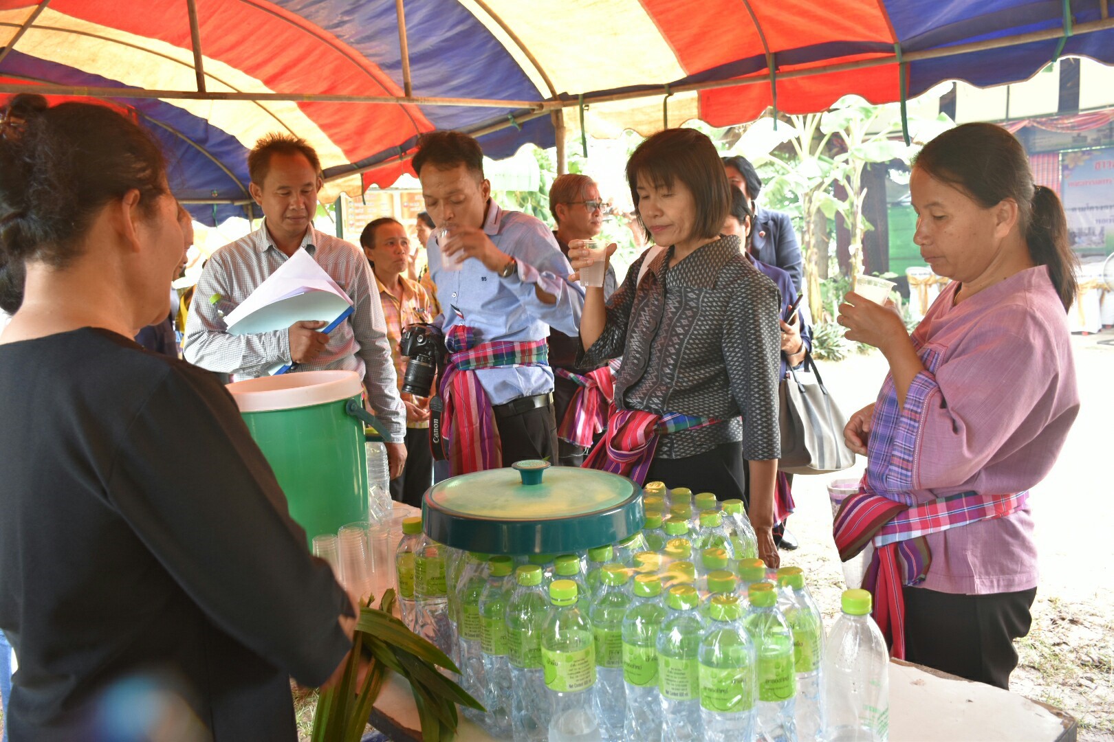 18 กรกฎาคม 2560 คณะกรรมการประกวดหมู่บ้านเศรษฐกิจพอเพียงดีเด่น ปี 2560  ตามโครงการมหาสารคามน้อมนำปรัชญาเศรษฐกิจพอเพียง  เพื่อพัฒนาคุณภาพในชุมชน ณ บ้านดอนไผ่งาม หมู่ที่ 8  ตำบลเม็กดำ อำเภอพยัคฆภูมิพิสัย จังหวัดมหาสารคาม  Copy