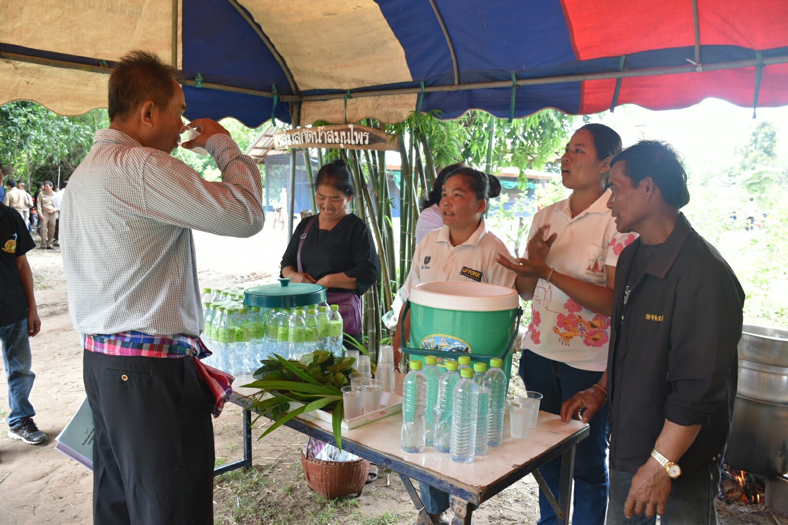 18 กรกฎาคม 2560 คณะกรรมการประกวดหมู่บ้านเศรษฐกิจพอเพียงดีเด่น ปี 2560  ตามโครงการมหาสารคามน้อมนำปรัชญาเศรษฐกิจพอเพียง  เพื่อพัฒนาคุณภาพในชุมชน ณ บ้านดอนไผ่งาม หมู่ที่ 8  ตำบลเม็กดำ อำเภอพยัคฆภูมิพิสัย จังหวัดมหาสารคาม  Copy