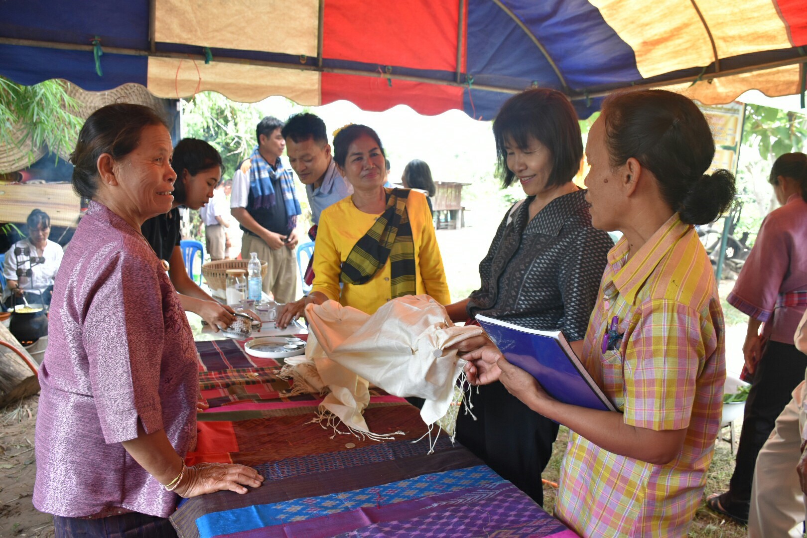 18 กรกฎาคม 2560 คณะกรรมการประกวดหมู่บ้านเศรษฐกิจพอเพียงดีเด่น ปี 2560  ตามโครงการมหาสารคามน้อมนำปรัชญาเศรษฐกิจพอเพียง  เพื่อพัฒนาคุณภาพในชุมชน ณ บ้านดอนไผ่งาม หมู่ที่ 8  ตำบลเม็กดำ อำเภอพยัคฆภูมิพิสัย จังหวัดมหาสารคาม  Copy