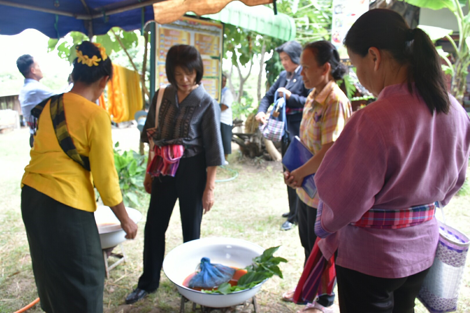 18 กรกฎาคม 2560 คณะกรรมการประกวดหมู่บ้านเศรษฐกิจพอเพียงดีเด่น ปี 2560  ตามโครงการมหาสารคามน้อมนำปรัชญาเศรษฐกิจพอเพียง  เพื่อพัฒนาคุณภาพในชุมชน ณ บ้านดอนไผ่งาม หมู่ที่ 8  ตำบลเม็กดำ อำเภอพยัคฆภูมิพิสัย จังหวัดมหาสารคาม  Copy