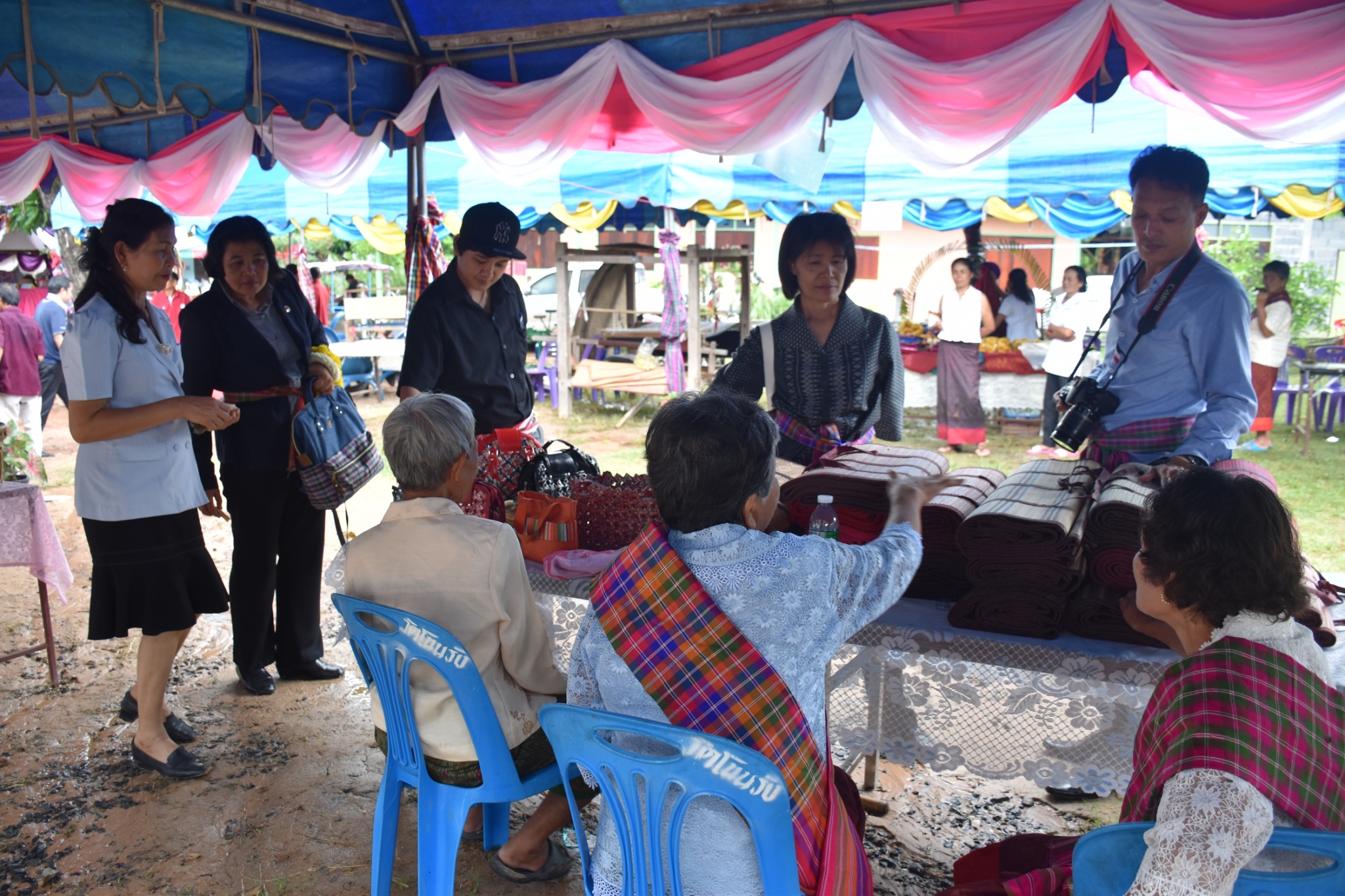 18 กรกฎาคม 2560 คณะกรรมการประกวดหมู่บ้านเศรษฐกิจพอเพียงดีเด่น ปี 2560  ตามโครงการมหาสารคามน้อมนำปรัชญาเศรษฐกิจพอเพียง  เพื่อพัฒนาคุณภาพในชุมชน ณ บ้านโนนรัง หมู่ที่ 2 ตำบลบ้านกู่  อำเภอยางสีสุราช จังหวัดมหาสารคาม