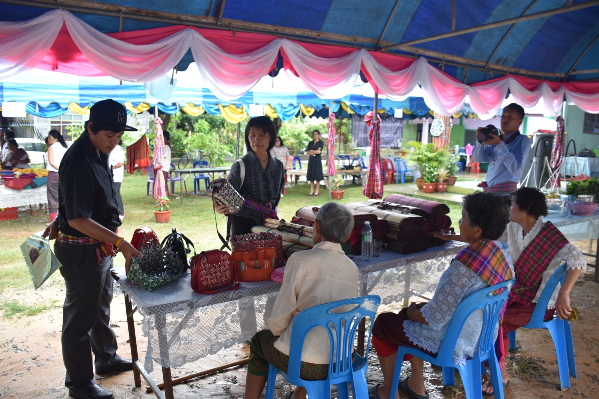 18 กรกฎาคม 2560 คณะกรรมการประกวดหมู่บ้านเศรษฐกิจพอเพียงดีเด่น ปี 2560  ตามโครงการมหาสารคามน้อมนำปรัชญาเศรษฐกิจพอเพียง  เพื่อพัฒนาคุณภาพในชุมชน ณ บ้านโนนรัง หมู่ที่ 2 ตำบลบ้านกู่  อำเภอยางสีสุราช จังหวัดมหาสารคาม