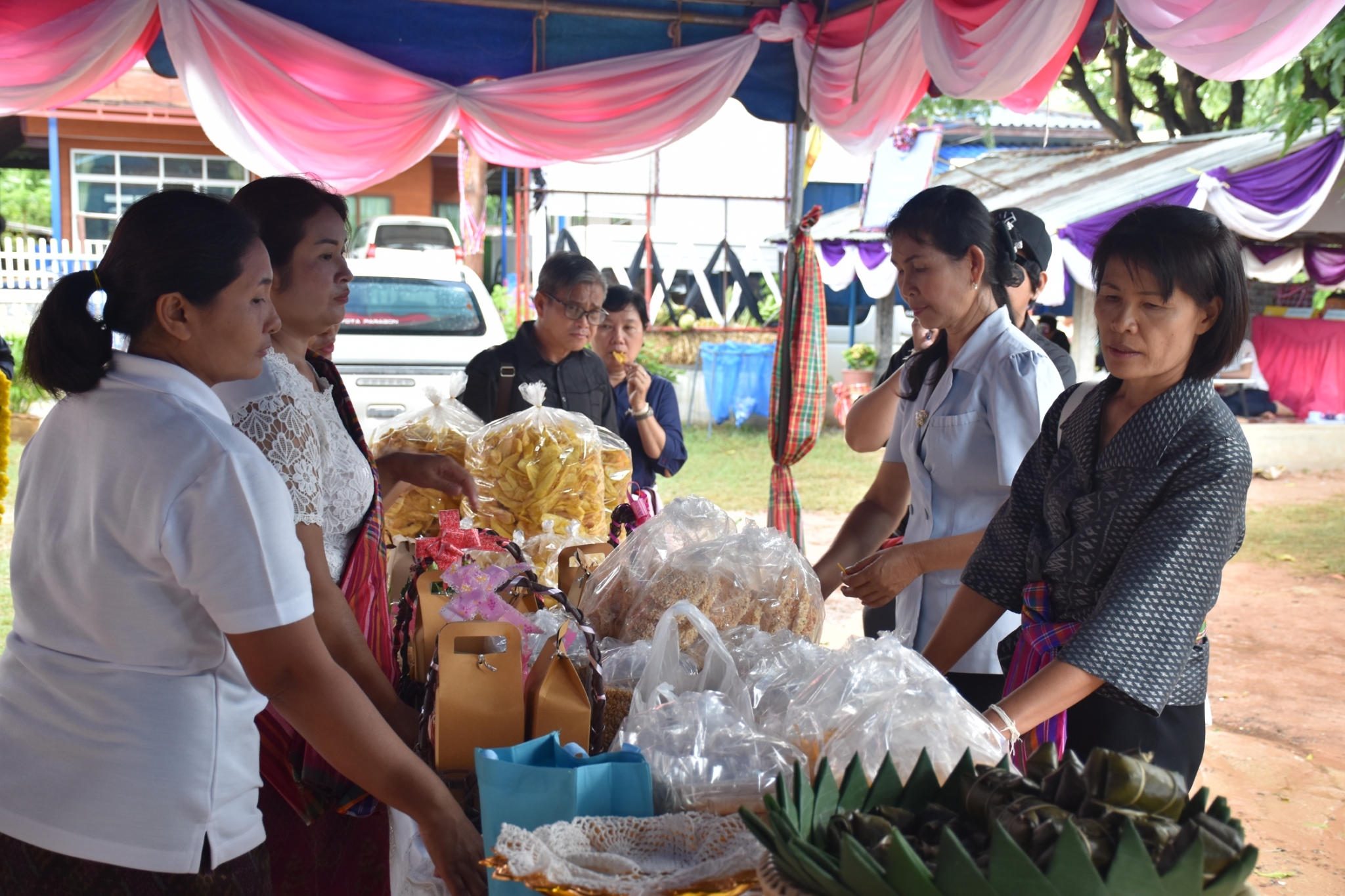 18 กรกฎาคม 2560 คณะกรรมการประกวดหมู่บ้านเศรษฐกิจพอเพียงดีเด่น ปี 2560  ตามโครงการมหาสารคามน้อมนำปรัชญาเศรษฐกิจพอเพียง  เพื่อพัฒนาคุณภาพในชุมชน ณ บ้านโนนรัง หมู่ที่ 2 ตำบลบ้านกู่  อำเภอยางสีสุราช จังหวัดมหาสารคาม