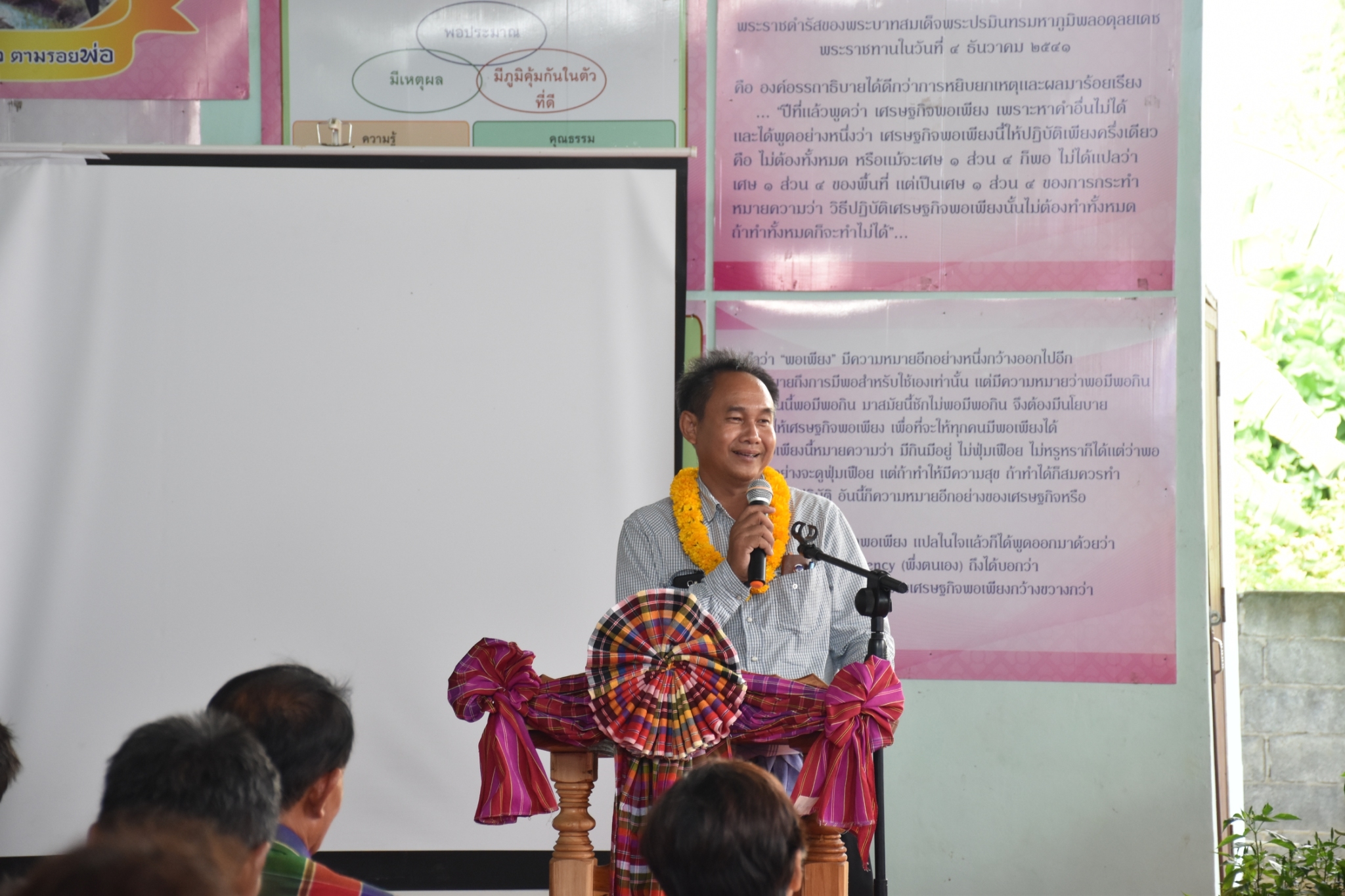18 กรกฎาคม 2560 คณะกรรมการประกวดหมู่บ้านเศรษฐกิจพอเพียงดีเด่น ปี 2560  ตามโครงการมหาสารคามน้อมนำปรัชญาเศรษฐกิจพอเพียง  เพื่อพัฒนาคุณภาพในชุมชน ณ บ้านโนนรัง หมู่ที่ 2 ตำบลบ้านกู่  อำเภอยางสีสุราช จังหวัดมหาสารคาม