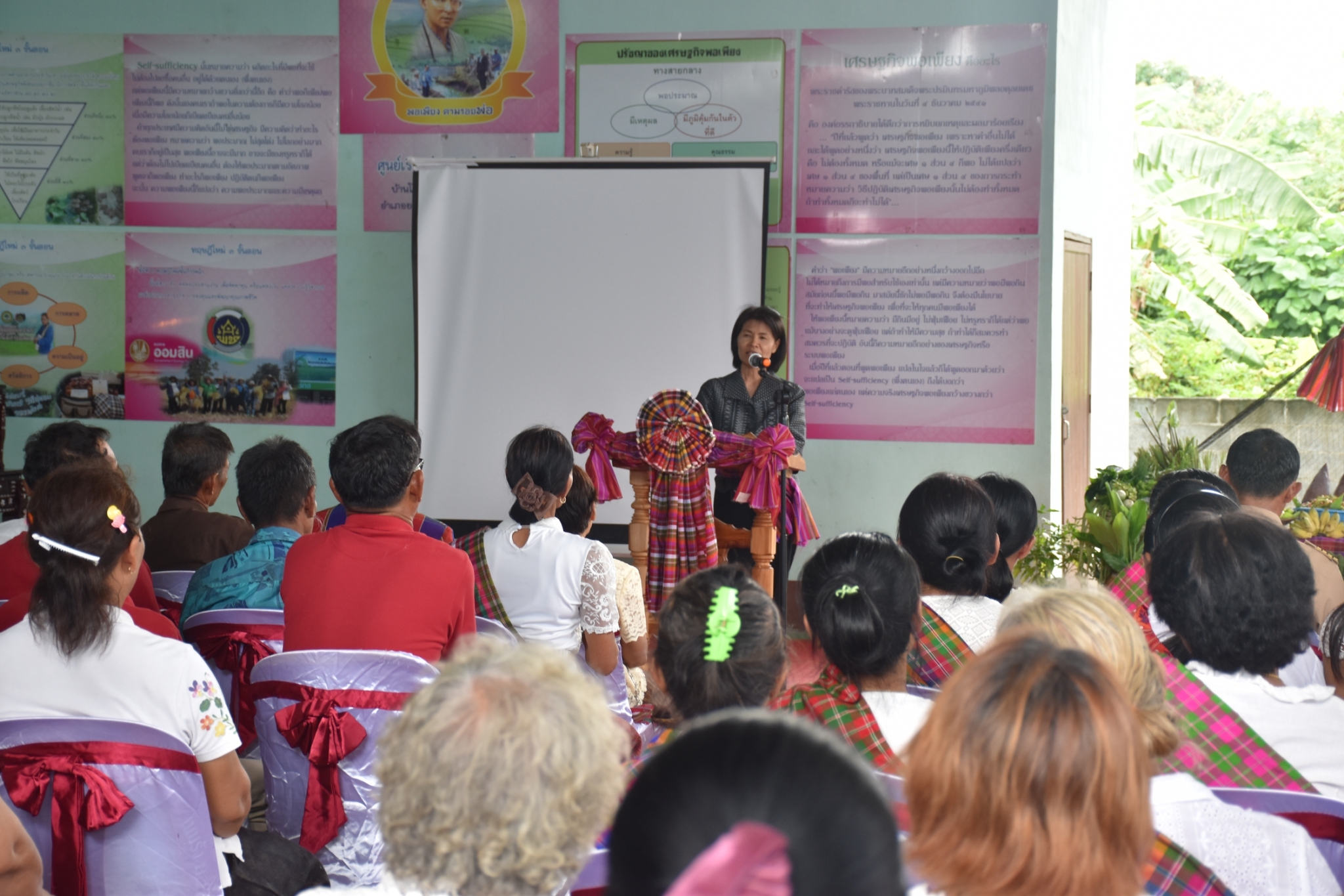 18 กรกฎาคม 2560 คณะกรรมการประกวดหมู่บ้านเศรษฐกิจพอเพียงดีเด่น ปี 2560  ตามโครงการมหาสารคามน้อมนำปรัชญาเศรษฐกิจพอเพียง  เพื่อพัฒนาคุณภาพในชุมชน ณ บ้านโนนรัง หมู่ที่ 2 ตำบลบ้านกู่  อำเภอยางสีสุราช จังหวัดมหาสารคาม