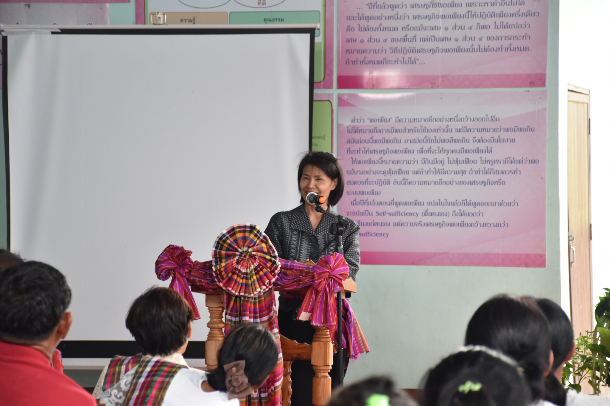 18 กรกฎาคม 2560 คณะกรรมการประกวดหมู่บ้านเศรษฐกิจพอเพียงดีเด่น ปี 2560  ตามโครงการมหาสารคามน้อมนำปรัชญาเศรษฐกิจพอเพียง  เพื่อพัฒนาคุณภาพในชุมชน ณ บ้านโนนรัง หมู่ที่ 2 ตำบลบ้านกู่  อำเภอยางสีสุราช จังหวัดมหาสารคาม