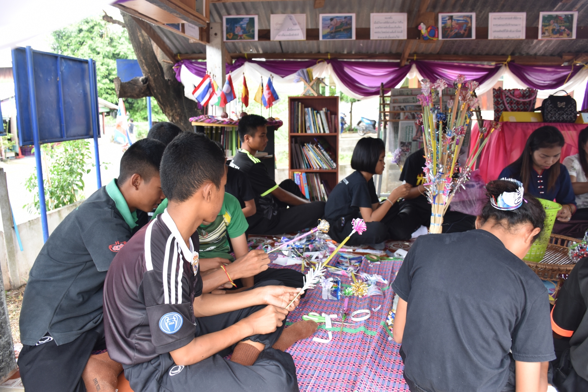 18 กรกฎาคม 2560 คณะกรรมการประกวดหมู่บ้านเศรษฐกิจพอเพียงดีเด่น ปี 2560  ตามโครงการมหาสารคามน้อมนำปรัชญาเศรษฐกิจพอเพียง  เพื่อพัฒนาคุณภาพในชุมชน ณ บ้านโนนรัง หมู่ที่ 2 ตำบลบ้านกู่  อำเภอยางสีสุราช จังหวัดมหาสารคาม