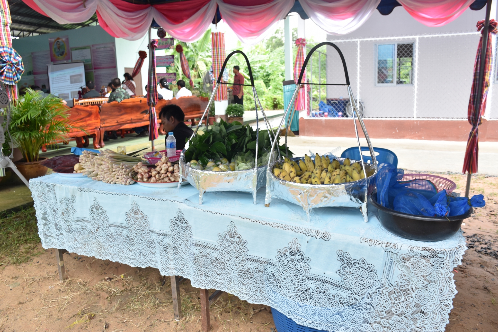 18 กรกฎาคม 2560 คณะกรรมการประกวดหมู่บ้านเศรษฐกิจพอเพียงดีเด่น ปี 2560  ตามโครงการมหาสารคามน้อมนำปรัชญาเศรษฐกิจพอเพียง  เพื่อพัฒนาคุณภาพในชุมชน ณ บ้านโนนรัง หมู่ที่ 2 ตำบลบ้านกู่  อำเภอยางสีสุราช จังหวัดมหาสารคาม