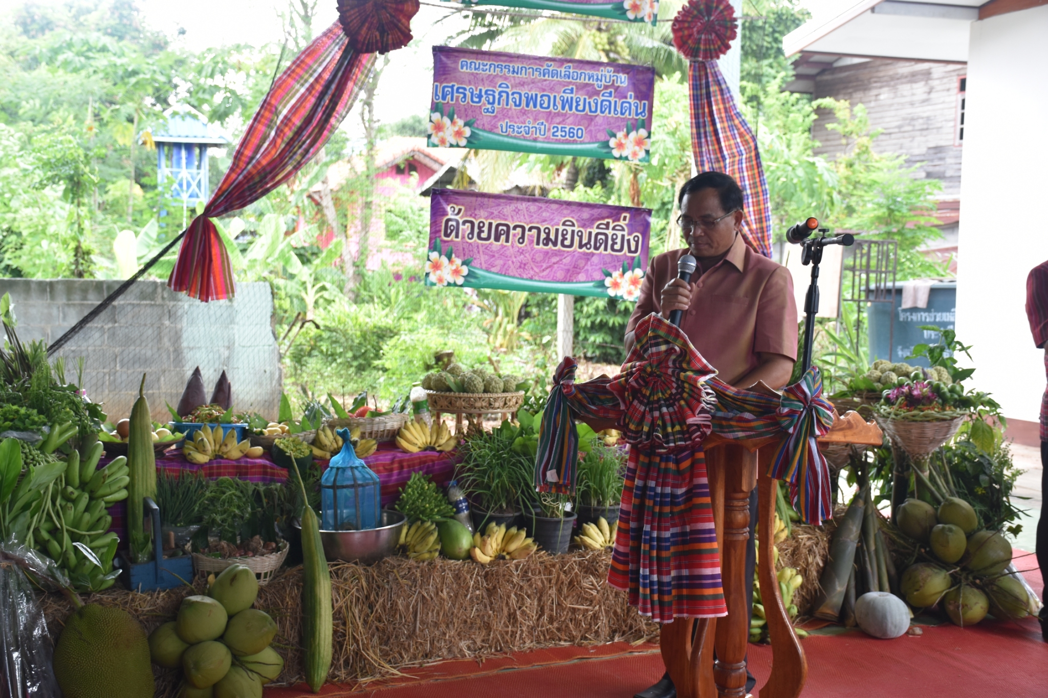 18 กรกฎาคม 2560 คณะกรรมการประกวดหมู่บ้านเศรษฐกิจพอเพียงดีเด่น ปี 2560  ตามโครงการมหาสารคามน้อมนำปรัชญาเศรษฐกิจพอเพียง  เพื่อพัฒนาคุณภาพในชุมชน ณ บ้านโนนรัง หมู่ที่ 2 ตำบลบ้านกู่  อำเภอยางสีสุราช จังหวัดมหาสารคาม