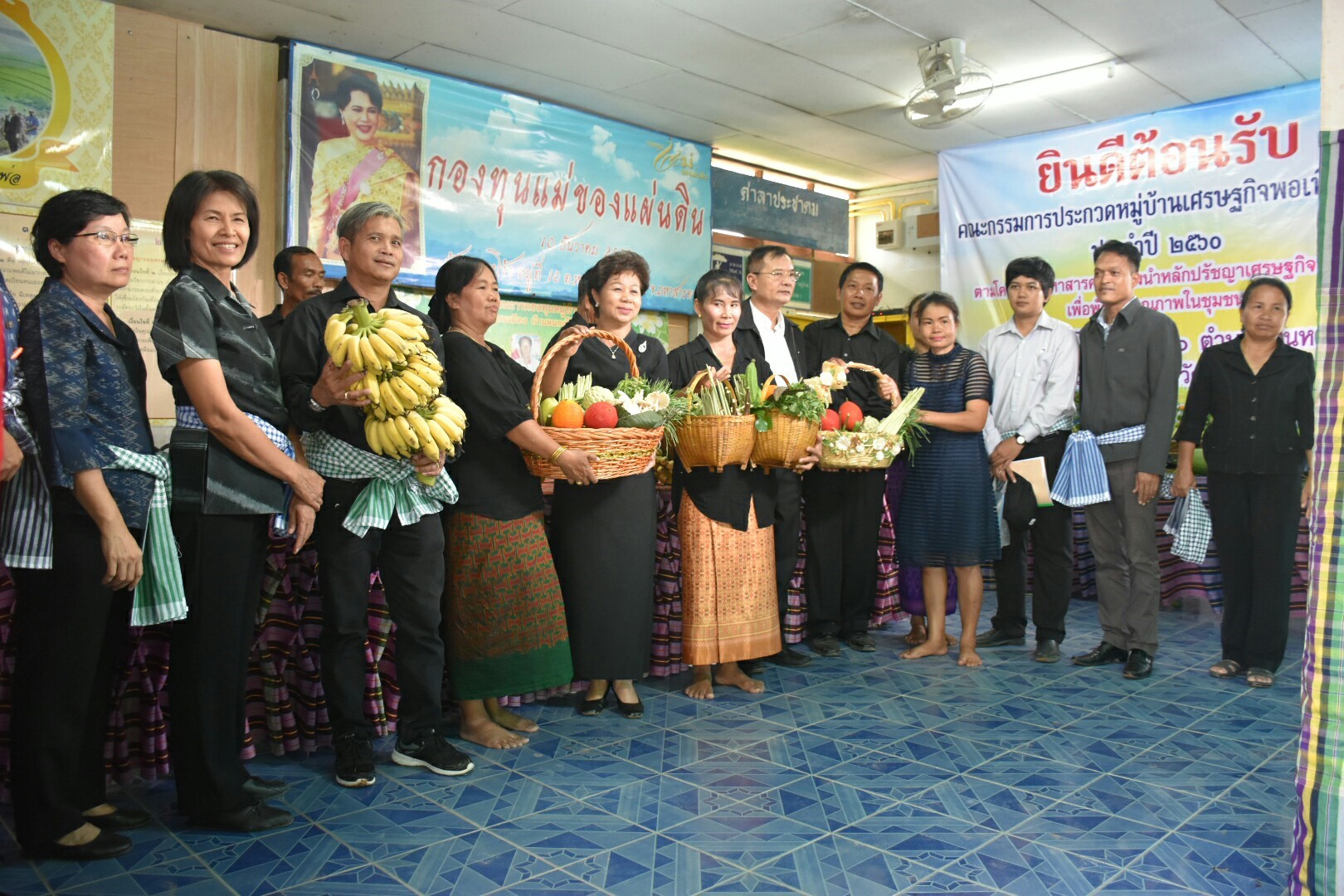 19 กรกฎาคม 2560 นางสาวศศิธร ปัญญาไว พัฒนาการจังหวัดมหาสารคาม  เป็นประธานคณะกรรมการประกวดหมู่บ้านเศรษฐกิจพอเพียงดีเด่น ปี 2560  ตามโครงการมหาสารคามน้อมนำปรัชญาเศรษฐกิจพอเพียง  เพื่อพัฒนาคุณภาพในชุมชน บ้านหนองโง้ง หมู่ที่ 10 ตำบลบ้านหวาย  อำเภอวาปีปทุม จังหวัดมหาสารคาม  Copy