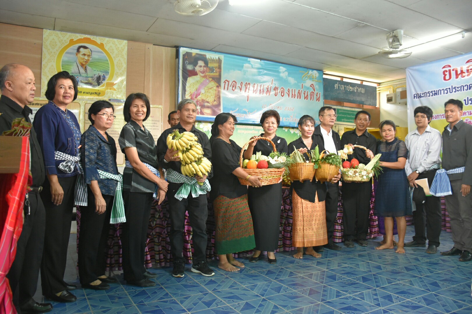19 กรกฎาคม 2560 นางสาวศศิธร ปัญญาไว พัฒนาการจังหวัดมหาสารคาม  เป็นประธานคณะกรรมการประกวดหมู่บ้านเศรษฐกิจพอเพียงดีเด่น ปี 2560  ตามโครงการมหาสารคามน้อมนำปรัชญาเศรษฐกิจพอเพียง  เพื่อพัฒนาคุณภาพในชุมชน บ้านหนองโง้ง หมู่ที่ 10 ตำบลบ้านหวาย  อำเภอวาปีปทุม จังหวัดมหาสารคาม  Copy