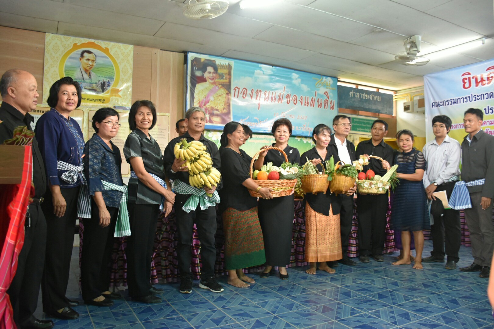 19 กรกฎาคม 2560 นางสาวศศิธร ปัญญาไว พัฒนาการจังหวัดมหาสารคาม  เป็นประธานคณะกรรมการประกวดหมู่บ้านเศรษฐกิจพอเพียงดีเด่น ปี 2560  ตามโครงการมหาสารคามน้อมนำปรัชญาเศรษฐกิจพอเพียง  เพื่อพัฒนาคุณภาพในชุมชน บ้านหนองโง้ง หมู่ที่ 10 ตำบลบ้านหวาย  อำเภอวาปีปทุม จังหวัดมหาสารคาม  Copy