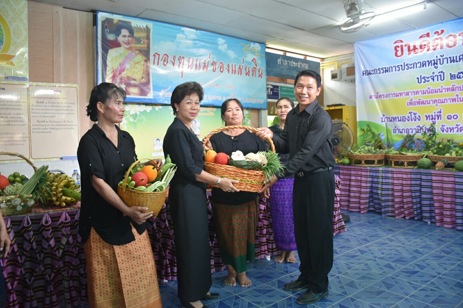 19 กรกฎาคม 2560 นางสาวศศิธร ปัญญาไว พัฒนาการจังหวัดมหาสารคาม  เป็นประธานคณะกรรมการประกวดหมู่บ้านเศรษฐกิจพอเพียงดีเด่น ปี 2560  ตามโครงการมหาสารคามน้อมนำปรัชญาเศรษฐกิจพอเพียง  เพื่อพัฒนาคุณภาพในชุมชน บ้านหนองโง้ง หมู่ที่ 10 ตำบลบ้านหวาย  อำเภอวาปีปทุม จังหวัดมหาสารคาม  Copy