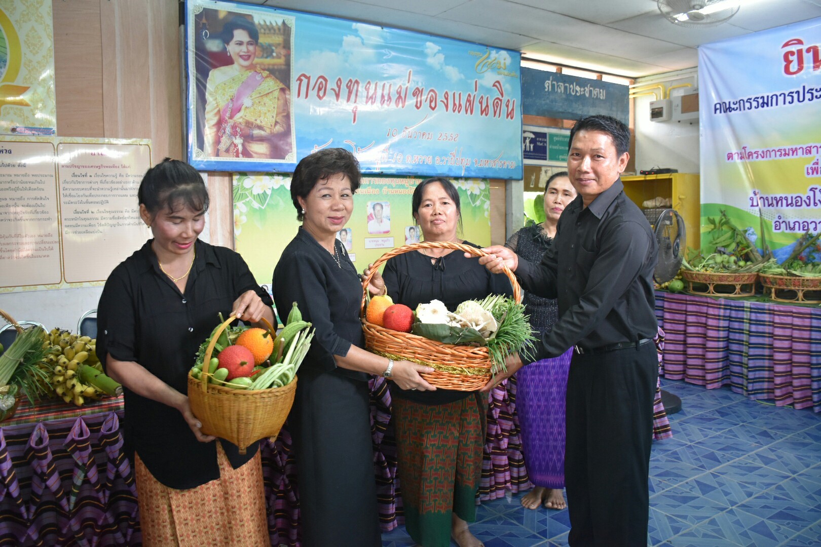 19 กรกฎาคม 2560 นางสาวศศิธร ปัญญาไว พัฒนาการจังหวัดมหาสารคาม  เป็นประธานคณะกรรมการประกวดหมู่บ้านเศรษฐกิจพอเพียงดีเด่น ปี 2560  ตามโครงการมหาสารคามน้อมนำปรัชญาเศรษฐกิจพอเพียง  เพื่อพัฒนาคุณภาพในชุมชน บ้านหนองโง้ง หมู่ที่ 10 ตำบลบ้านหวาย  อำเภอวาปีปทุม จังหวัดมหาสารคาม  Copy