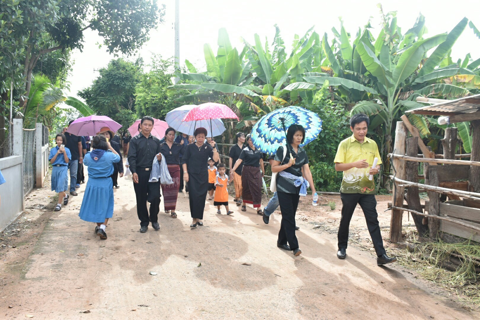 19 กรกฎาคม 2560 นางสาวศศิธร ปัญญาไว พัฒนาการจังหวัดมหาสารคาม  เป็นประธานคณะกรรมการประกวดหมู่บ้านเศรษฐกิจพอเพียงดีเด่น ปี 2560  ตามโครงการมหาสารคามน้อมนำปรัชญาเศรษฐกิจพอเพียง  เพื่อพัฒนาคุณภาพในชุมชน บ้านหนองโง้ง หมู่ที่ 10 ตำบลบ้านหวาย  อำเภอวาปีปทุม จังหวัดมหาสารคาม  Copy
