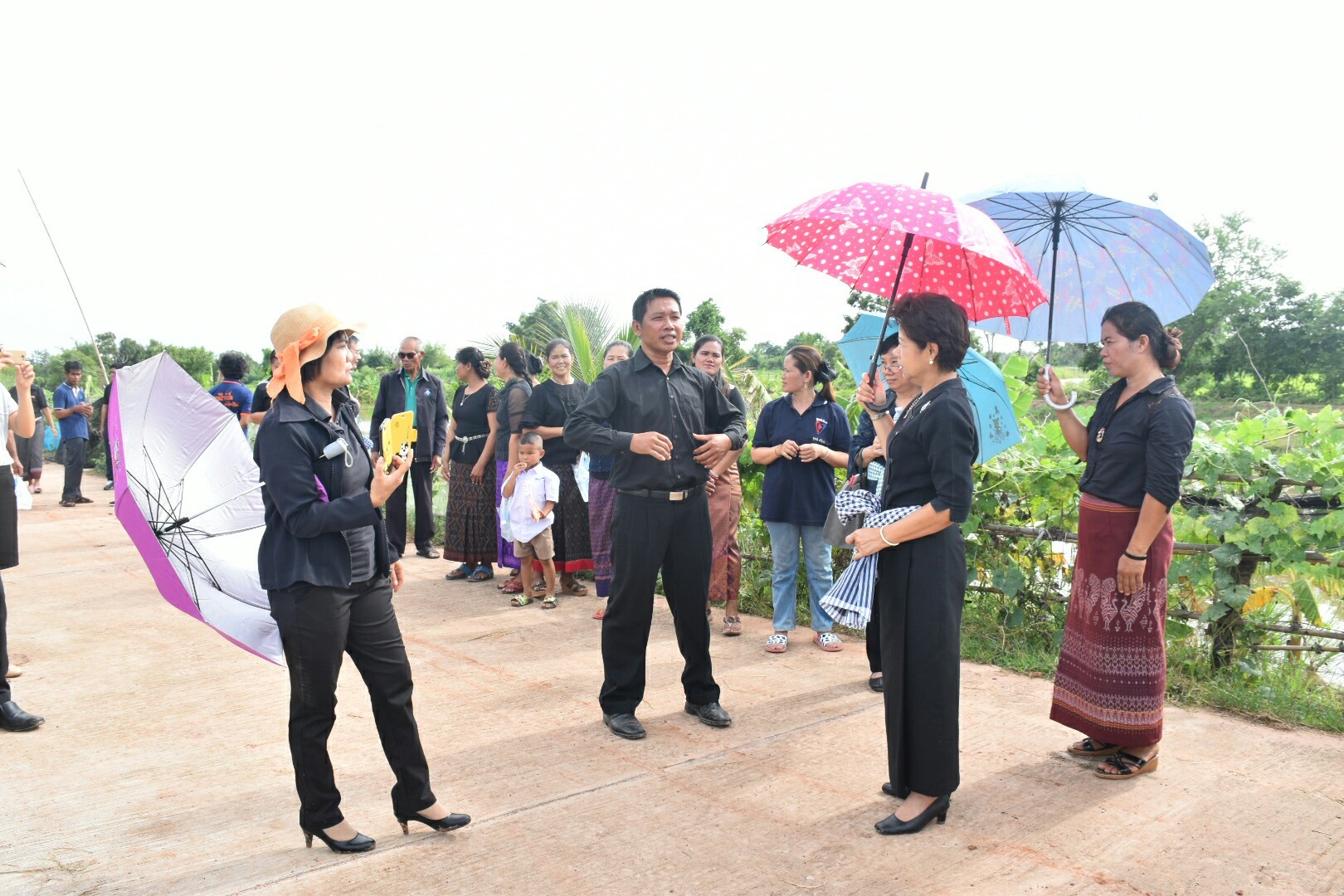 19 กรกฎาคม 2560 นางสาวศศิธร ปัญญาไว พัฒนาการจังหวัดมหาสารคาม  เป็นประธานคณะกรรมการประกวดหมู่บ้านเศรษฐกิจพอเพียงดีเด่น ปี 2560  ตามโครงการมหาสารคามน้อมนำปรัชญาเศรษฐกิจพอเพียง  เพื่อพัฒนาคุณภาพในชุมชน บ้านหนองโง้ง หมู่ที่ 10 ตำบลบ้านหวาย  อำเภอวาปีปทุม จังหวัดมหาสารคาม  Copy