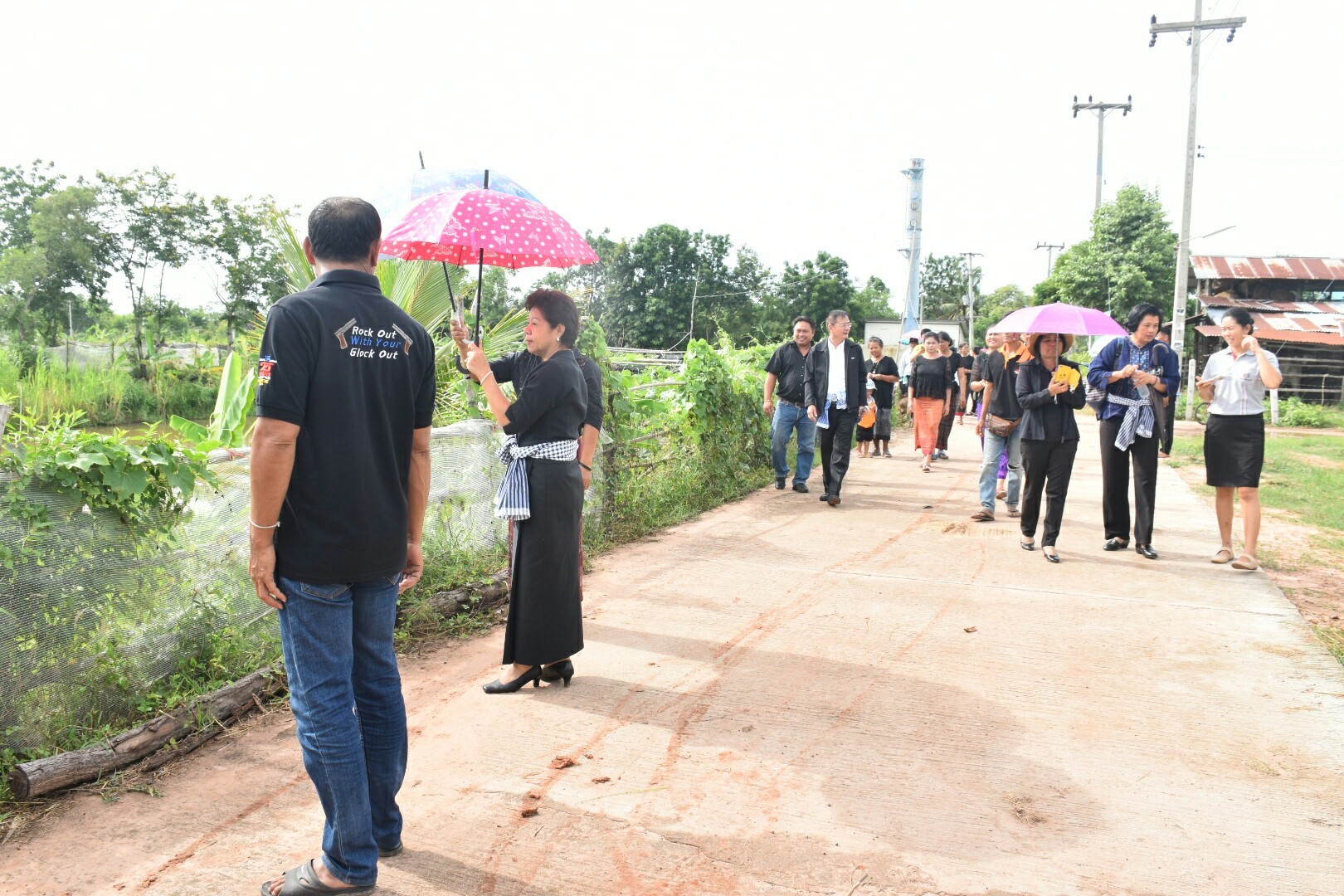 19 กรกฎาคม 2560 นางสาวศศิธร ปัญญาไว พัฒนาการจังหวัดมหาสารคาม  เป็นประธานคณะกรรมการประกวดหมู่บ้านเศรษฐกิจพอเพียงดีเด่น ปี 2560  ตามโครงการมหาสารคามน้อมนำปรัชญาเศรษฐกิจพอเพียง  เพื่อพัฒนาคุณภาพในชุมชน บ้านหนองโง้ง หมู่ที่ 10 ตำบลบ้านหวาย  อำเภอวาปีปทุม จังหวัดมหาสารคาม  Copy