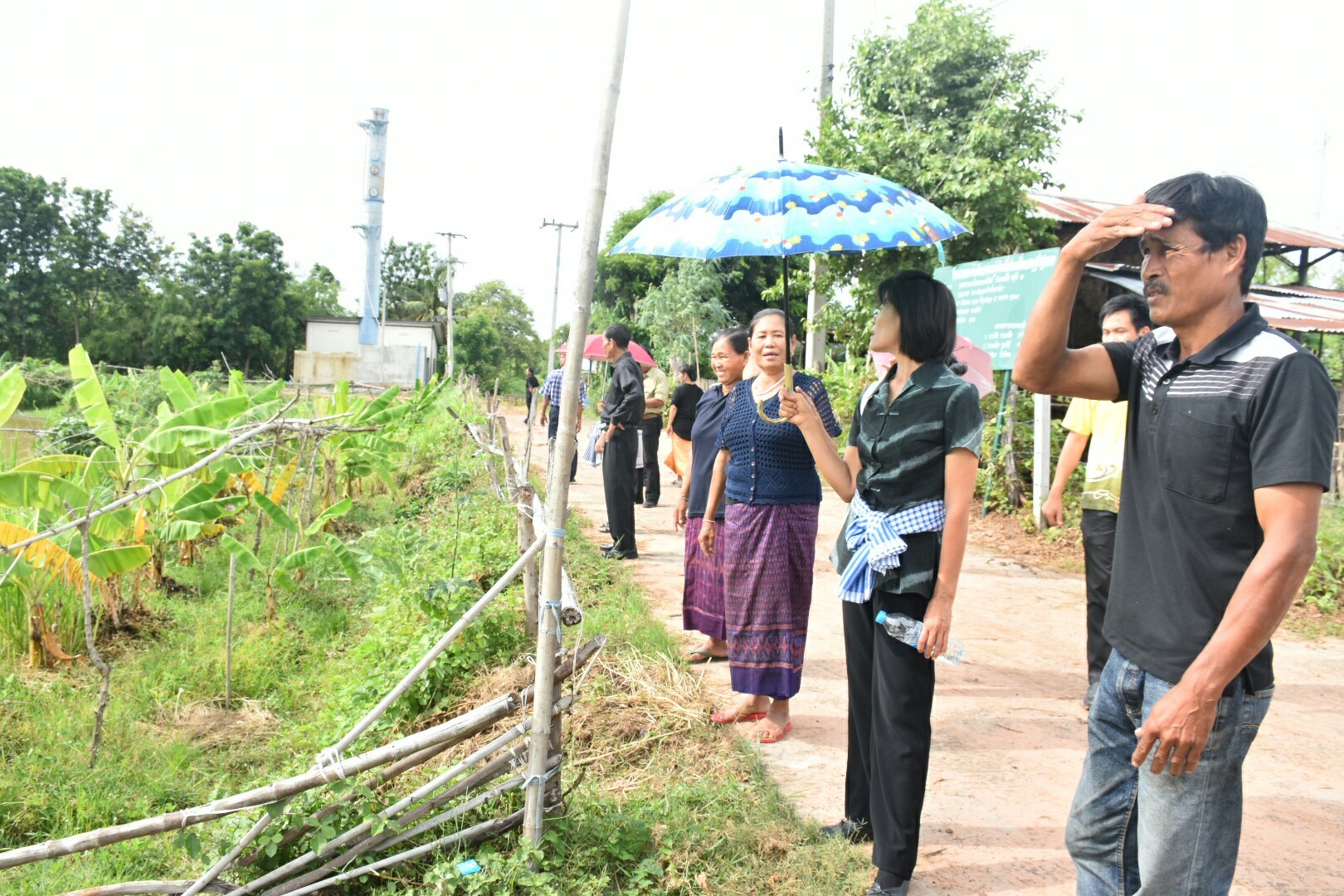19 กรกฎาคม 2560 นางสาวศศิธร ปัญญาไว พัฒนาการจังหวัดมหาสารคาม  เป็นประธานคณะกรรมการประกวดหมู่บ้านเศรษฐกิจพอเพียงดีเด่น ปี 2560  ตามโครงการมหาสารคามน้อมนำปรัชญาเศรษฐกิจพอเพียง  เพื่อพัฒนาคุณภาพในชุมชน บ้านหนองโง้ง หมู่ที่ 10 ตำบลบ้านหวาย  อำเภอวาปีปทุม จังหวัดมหาสารคาม  Copy