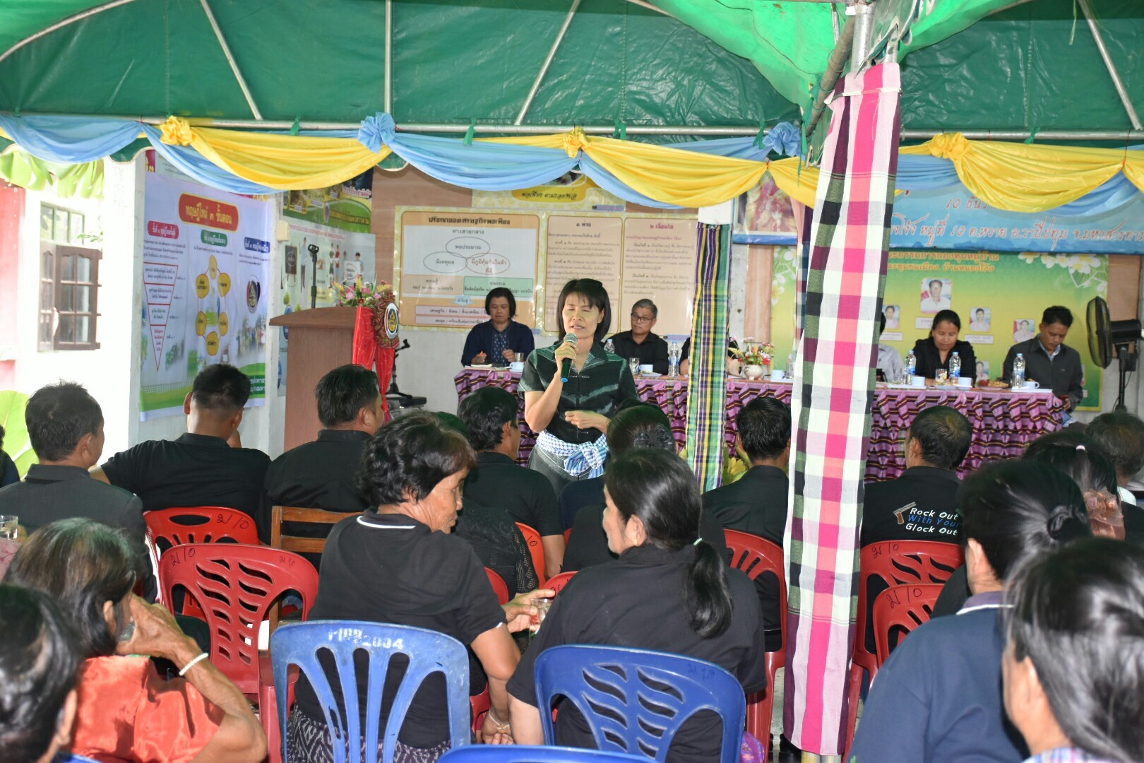19 กรกฎาคม 2560 นางสาวศศิธร ปัญญาไว พัฒนาการจังหวัดมหาสารคาม  เป็นประธานคณะกรรมการประกวดหมู่บ้านเศรษฐกิจพอเพียงดีเด่น ปี 2560  ตามโครงการมหาสารคามน้อมนำปรัชญาเศรษฐกิจพอเพียง  เพื่อพัฒนาคุณภาพในชุมชน บ้านหนองโง้ง หมู่ที่ 10 ตำบลบ้านหวาย  อำเภอวาปีปทุม จังหวัดมหาสารคาม  Copy